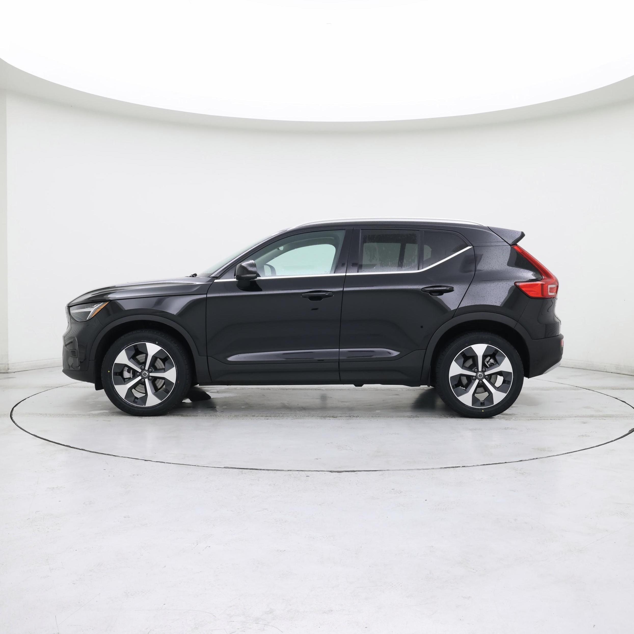 Thumbnail: 2025 Volvo XC40 - 3