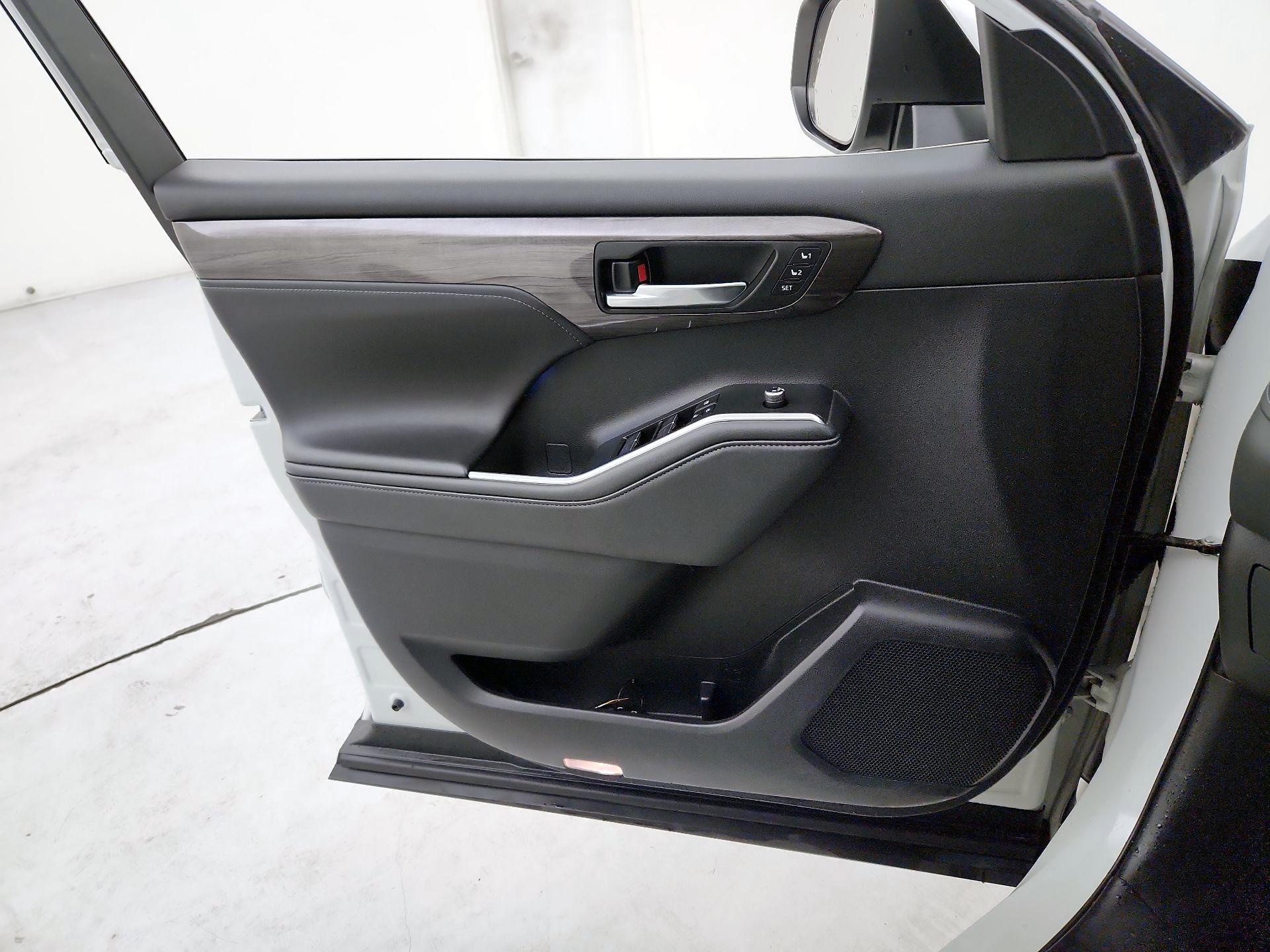 Thumbnail: 2021 Toyota Highlander - 12