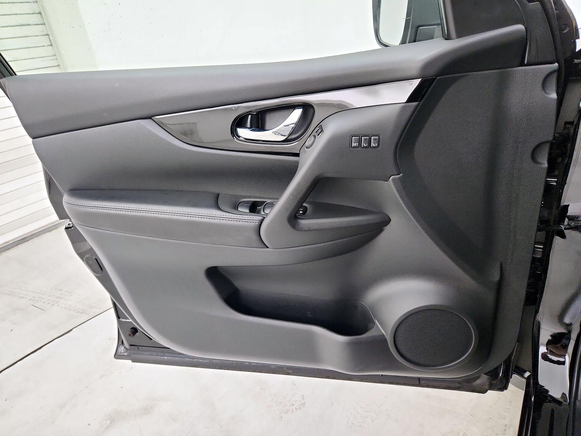 Thumbnail: 2021 Nissan Rogue Sport - 12