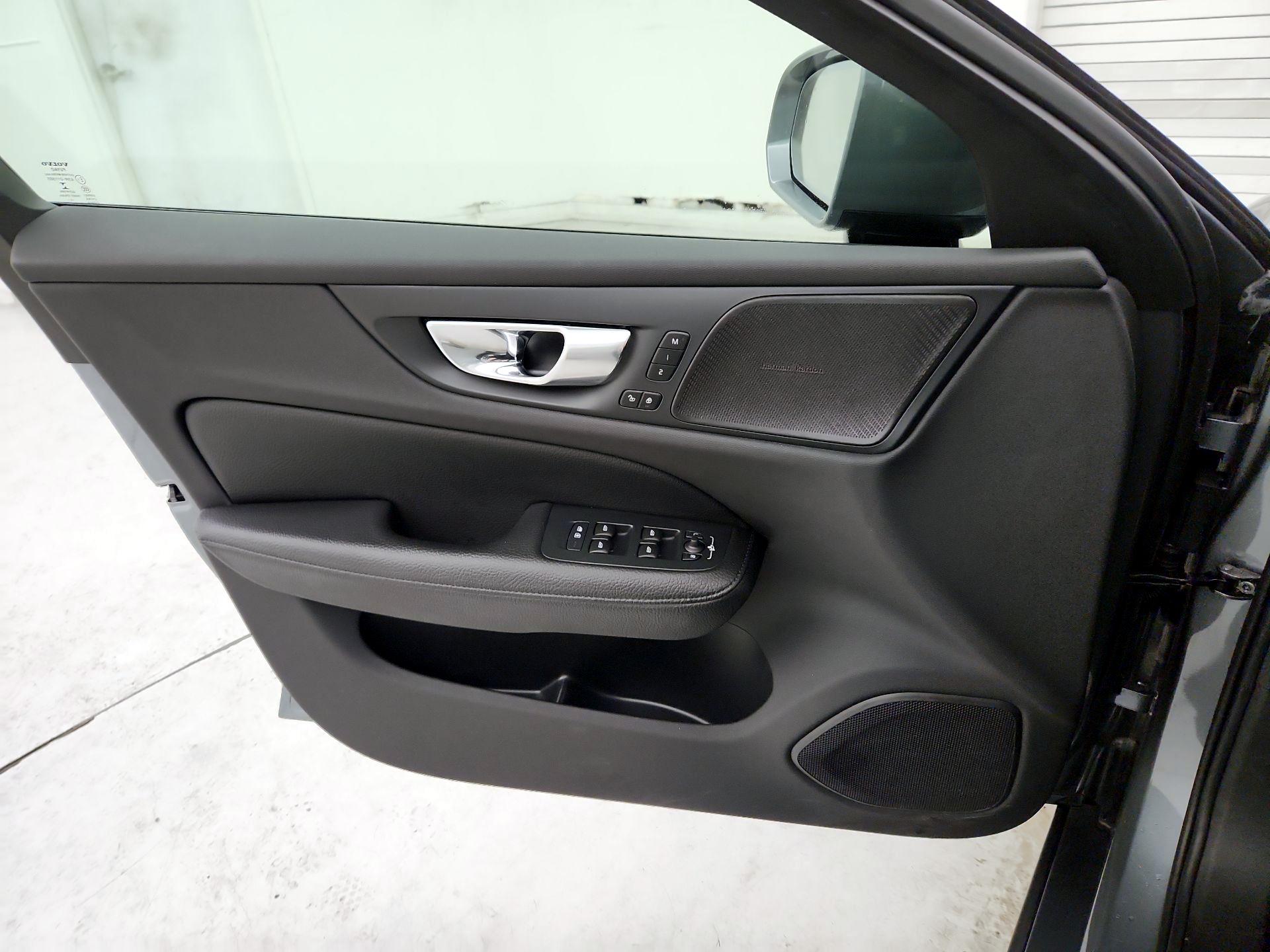 Thumbnail: 2020 Volvo V60 - 12