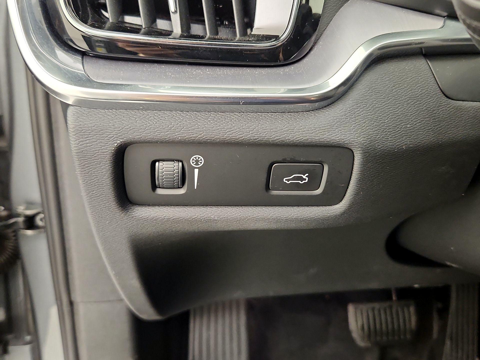 Thumbnail: 2020 Volvo V60 - 13