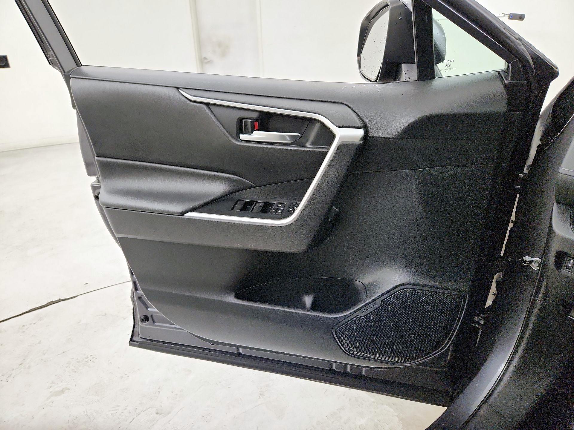 Thumbnail: 2020 Toyota RAV4 - 12