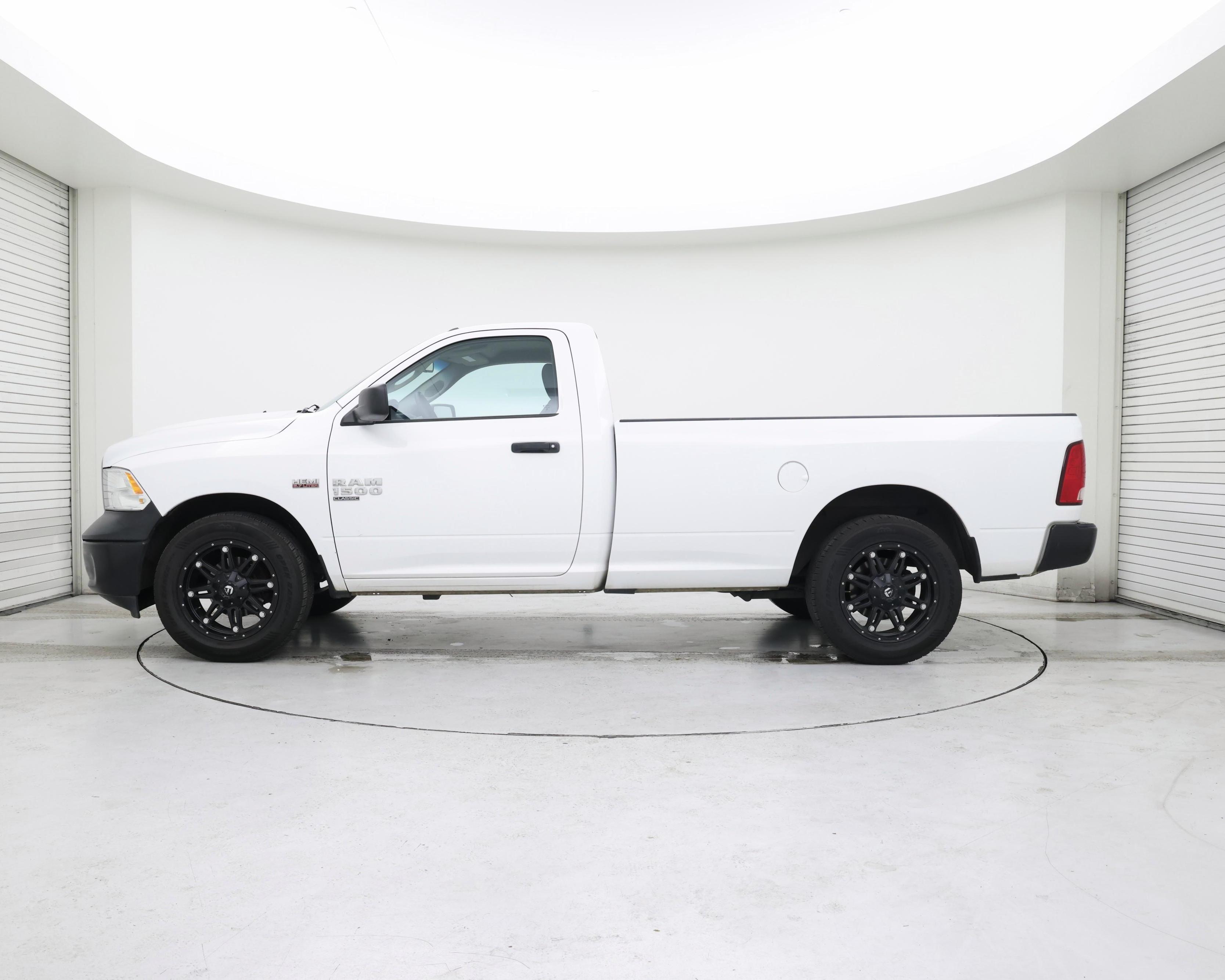 Thumbnail: 2019 RAM 1500 Classic - 3