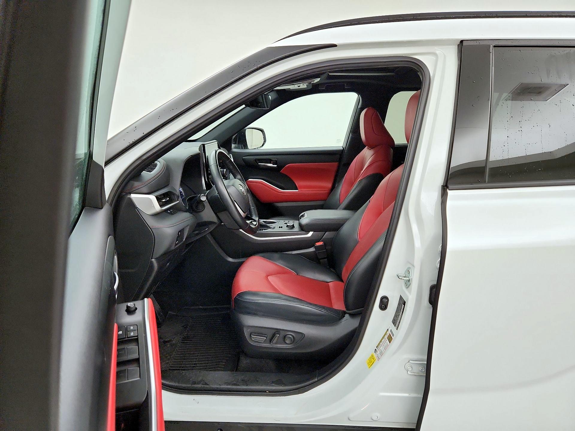 Thumbnail: 2023 Toyota Highlander - 11