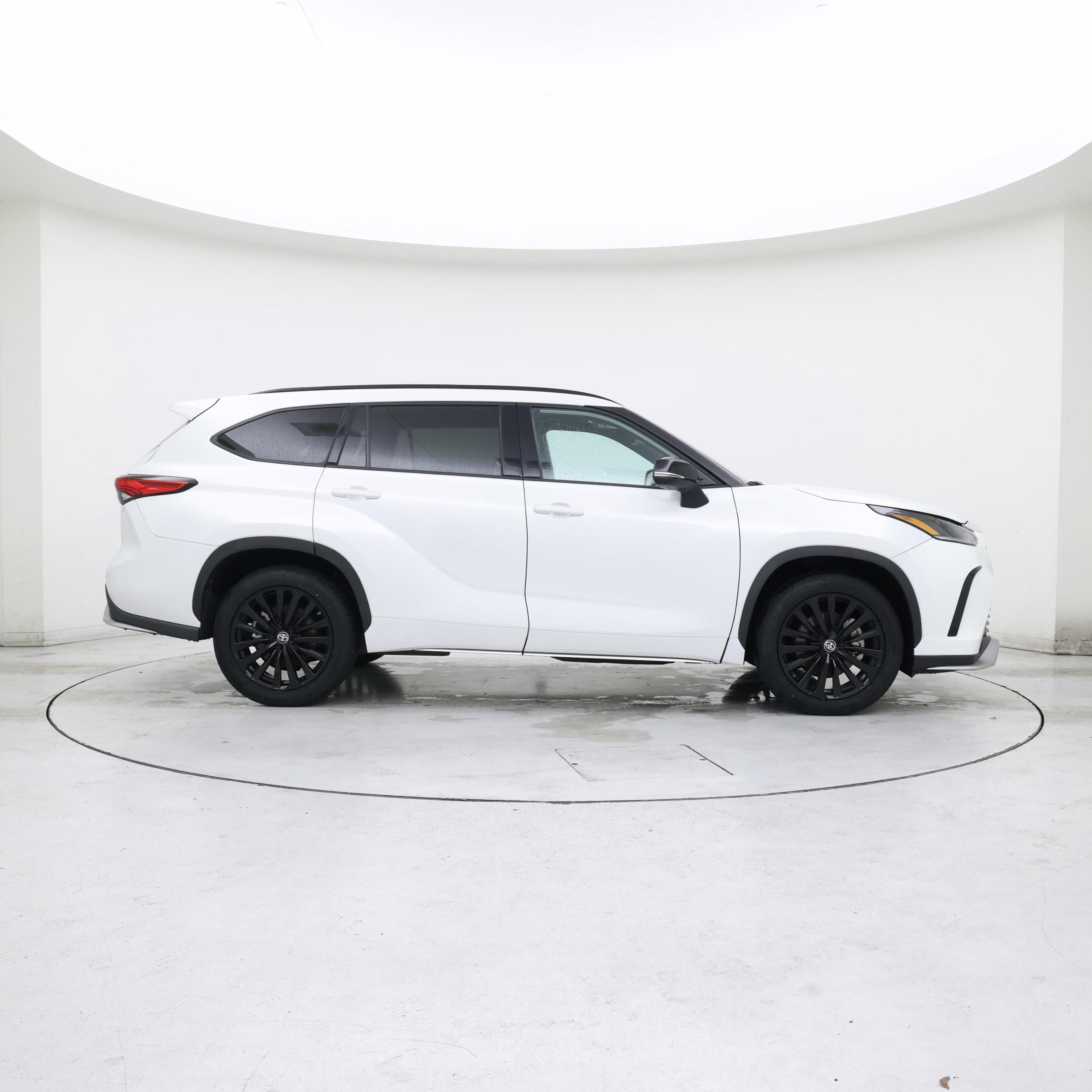 Thumbnail: 2023 Toyota Highlander - 7