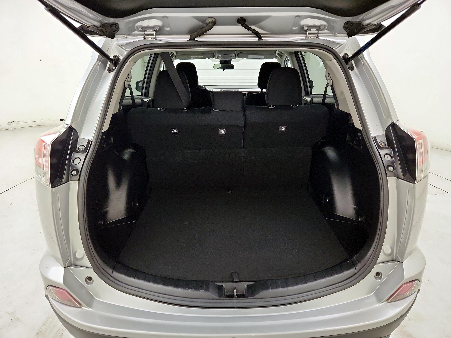 Thumbnail: 2018 Toyota RAV4 - 20