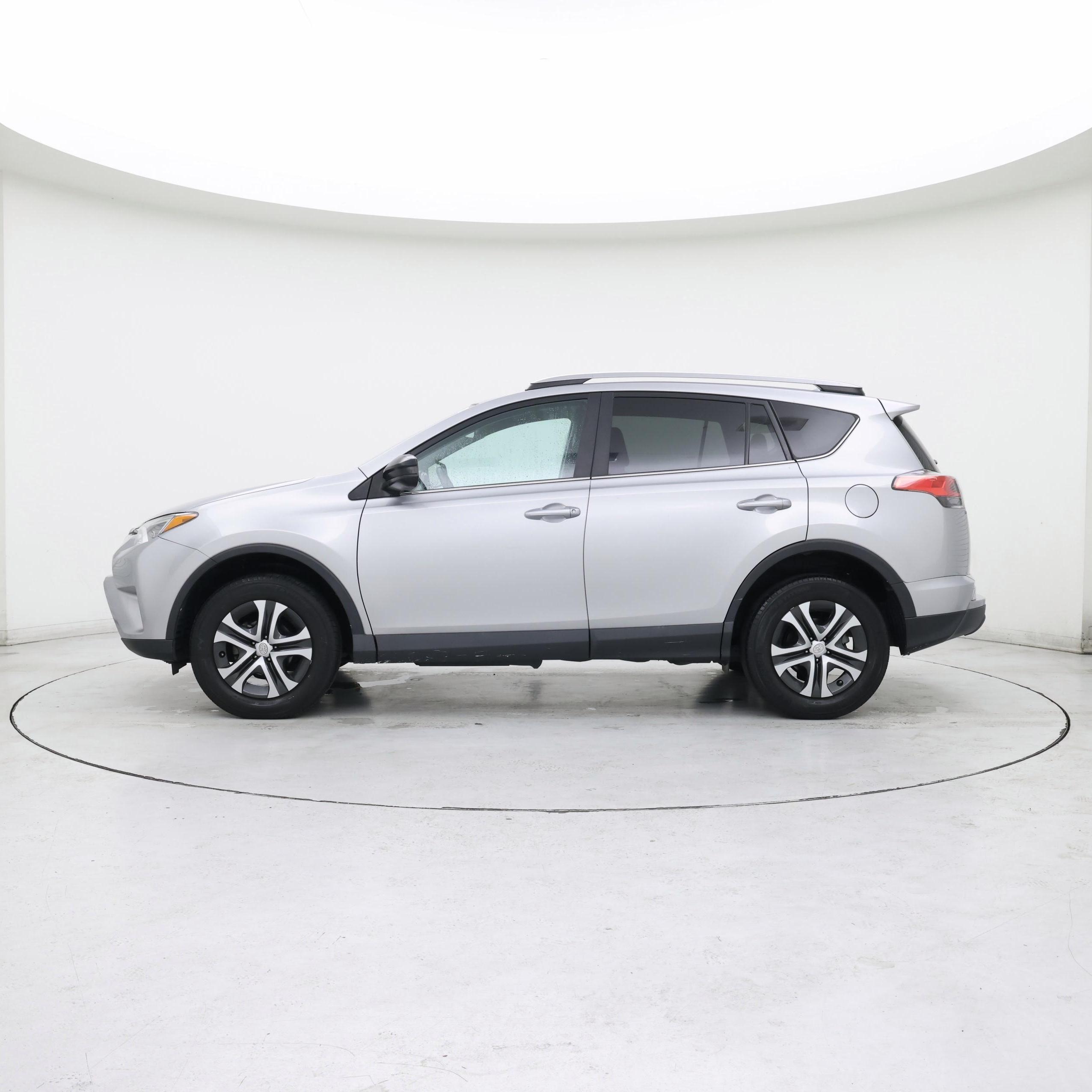 Thumbnail: 2018 Toyota RAV4 - 3