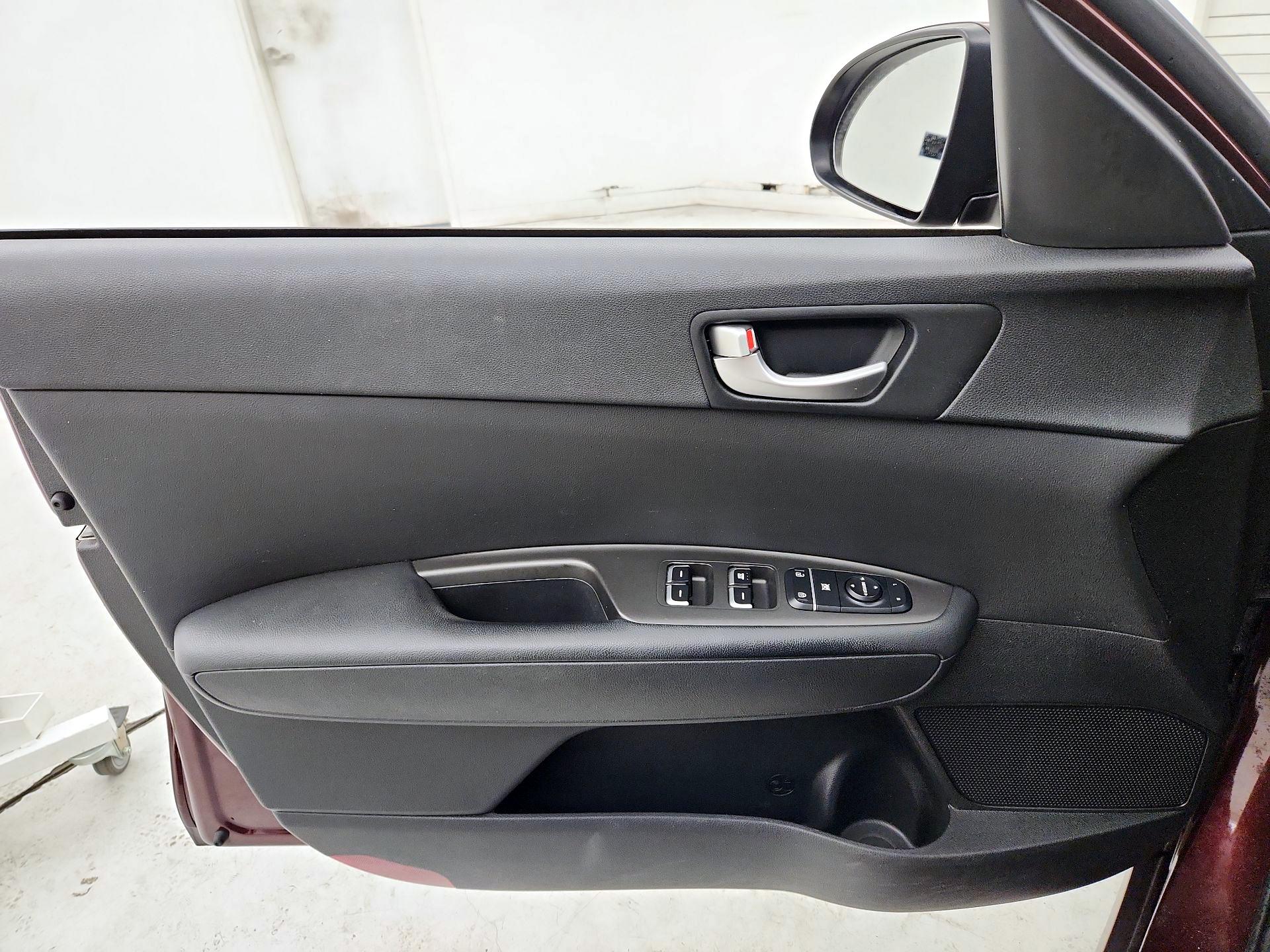 Thumbnail: 2016 Kia Optima - 12