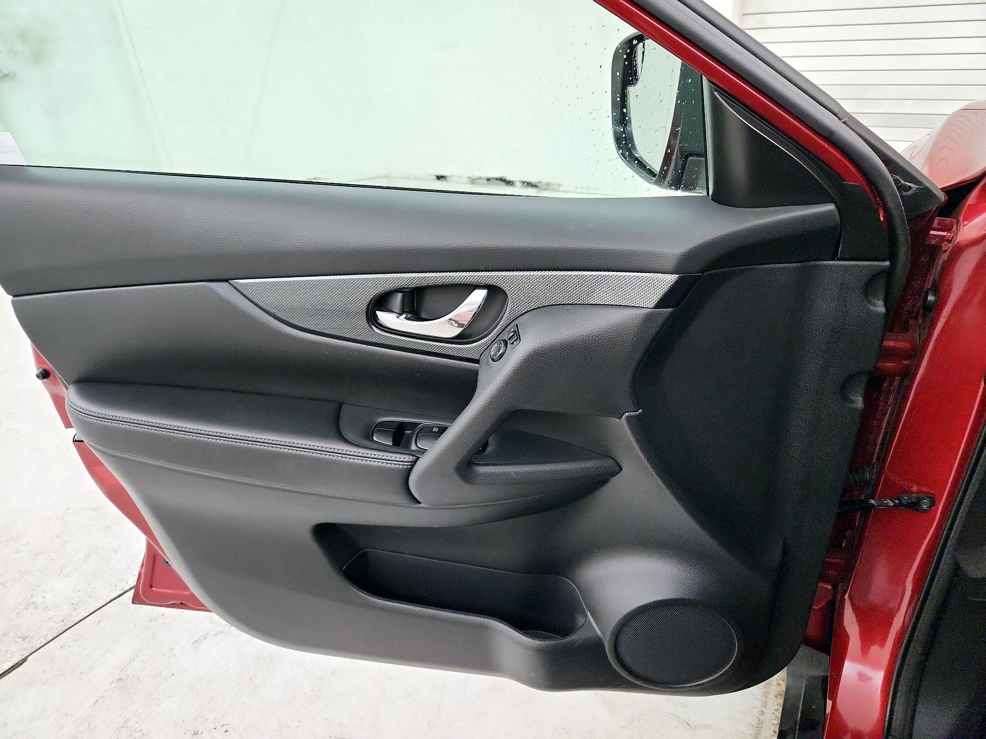 Thumbnail: 2015 Nissan Rogue - 12