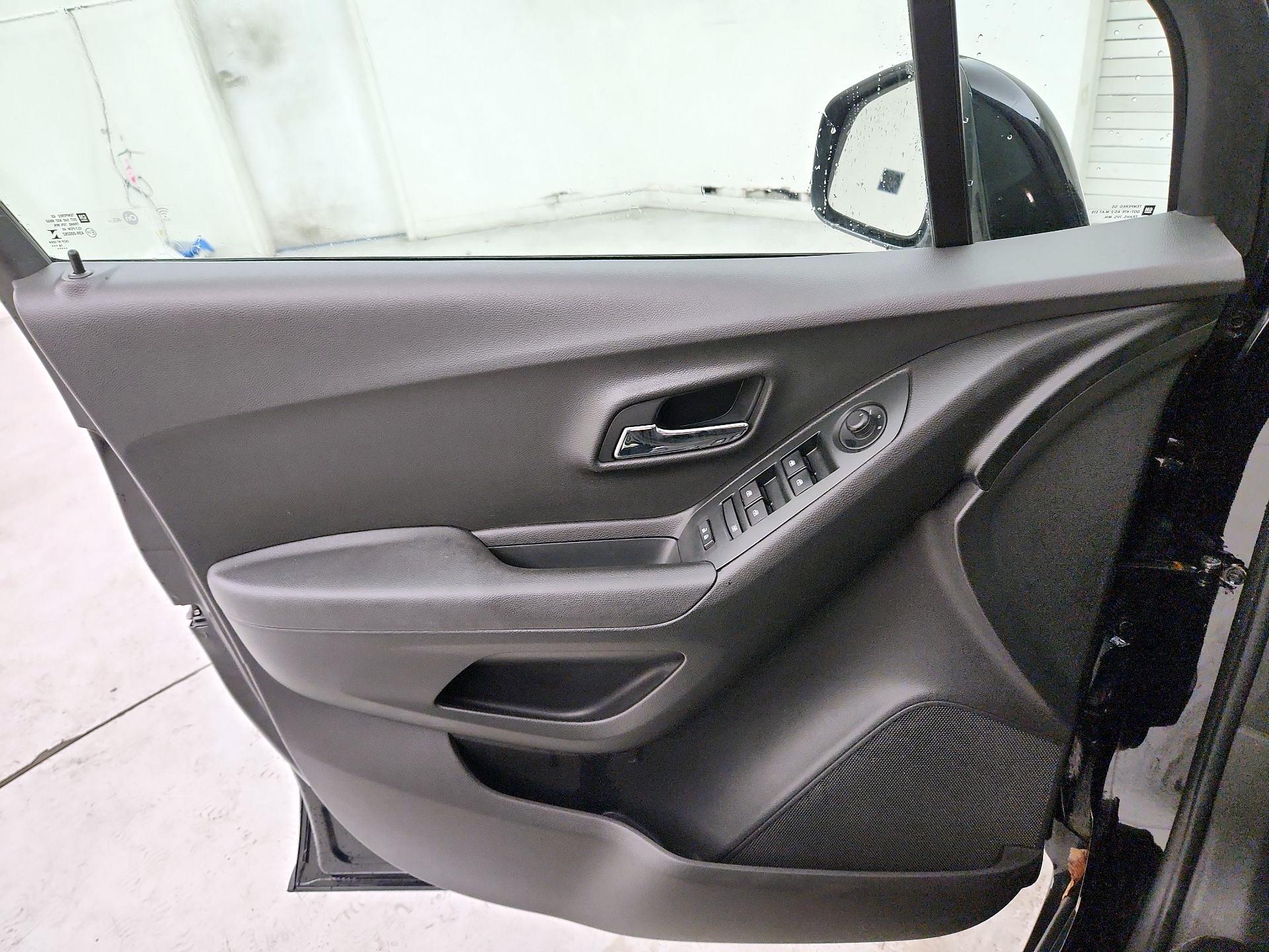 Thumbnail: 2017 Chevrolet Trax - 12