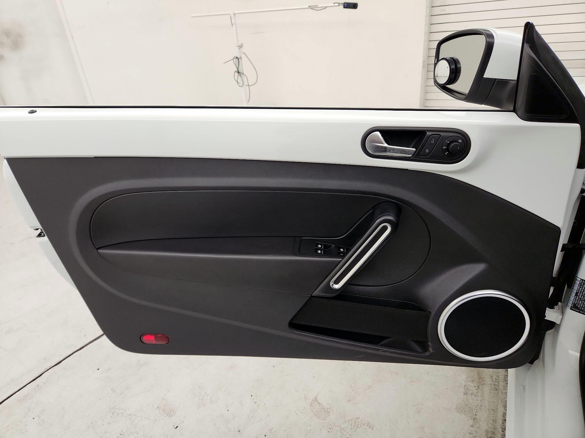 Thumbnail: 2014 Volkswagen Beetle - 12