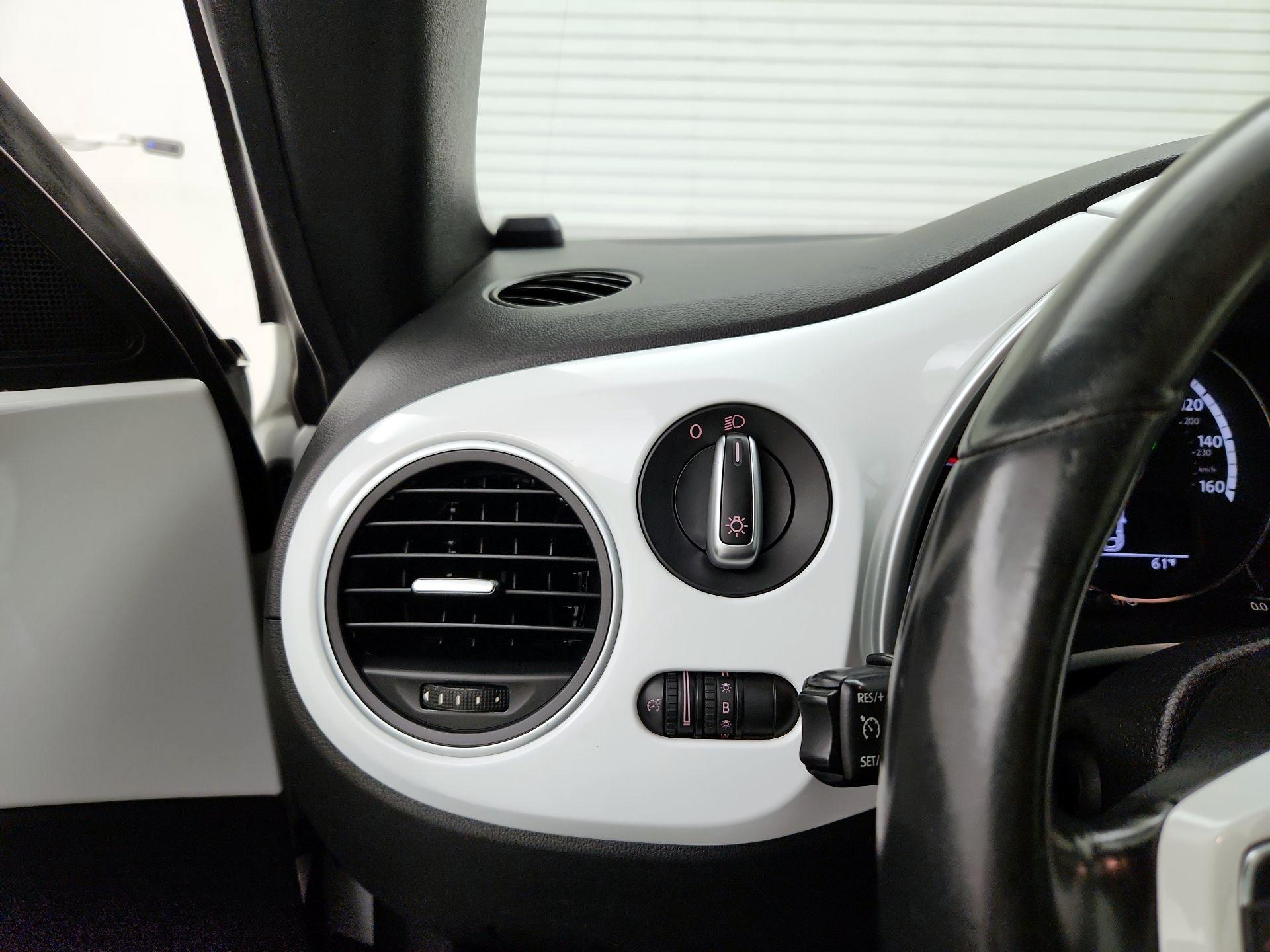 Thumbnail: 2014 Volkswagen Beetle - 13