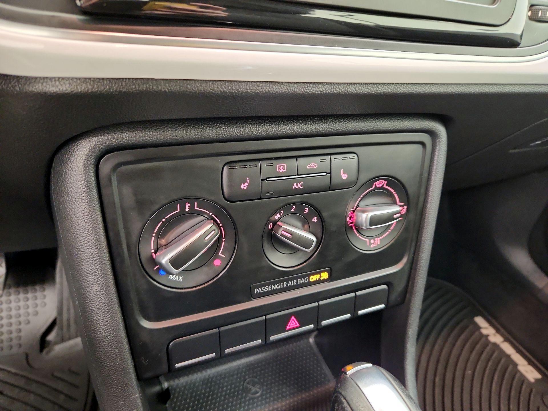 Thumbnail: 2014 Volkswagen Beetle - 15