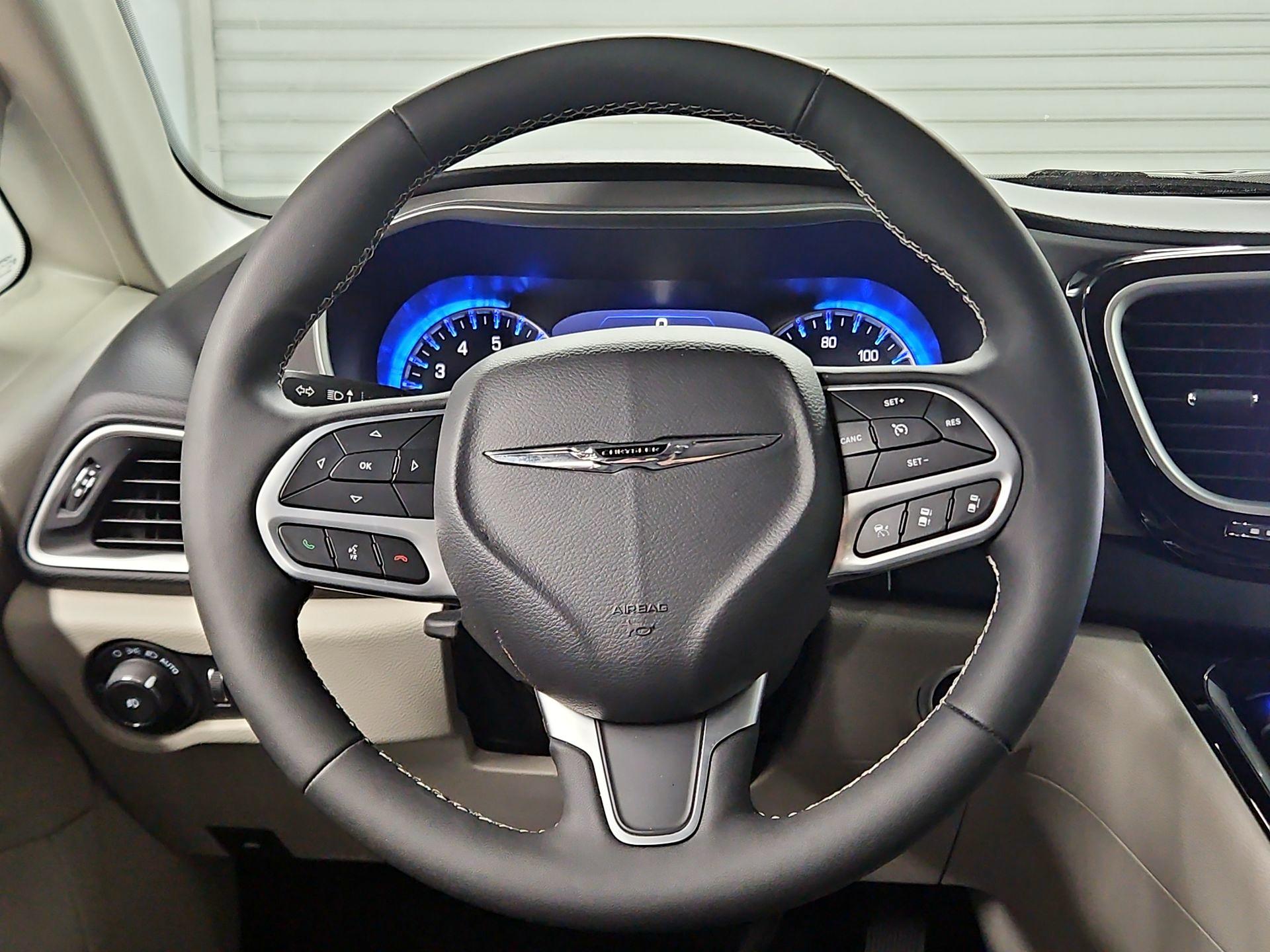 Thumbnail: 2024 Chrysler Pacifica - 10