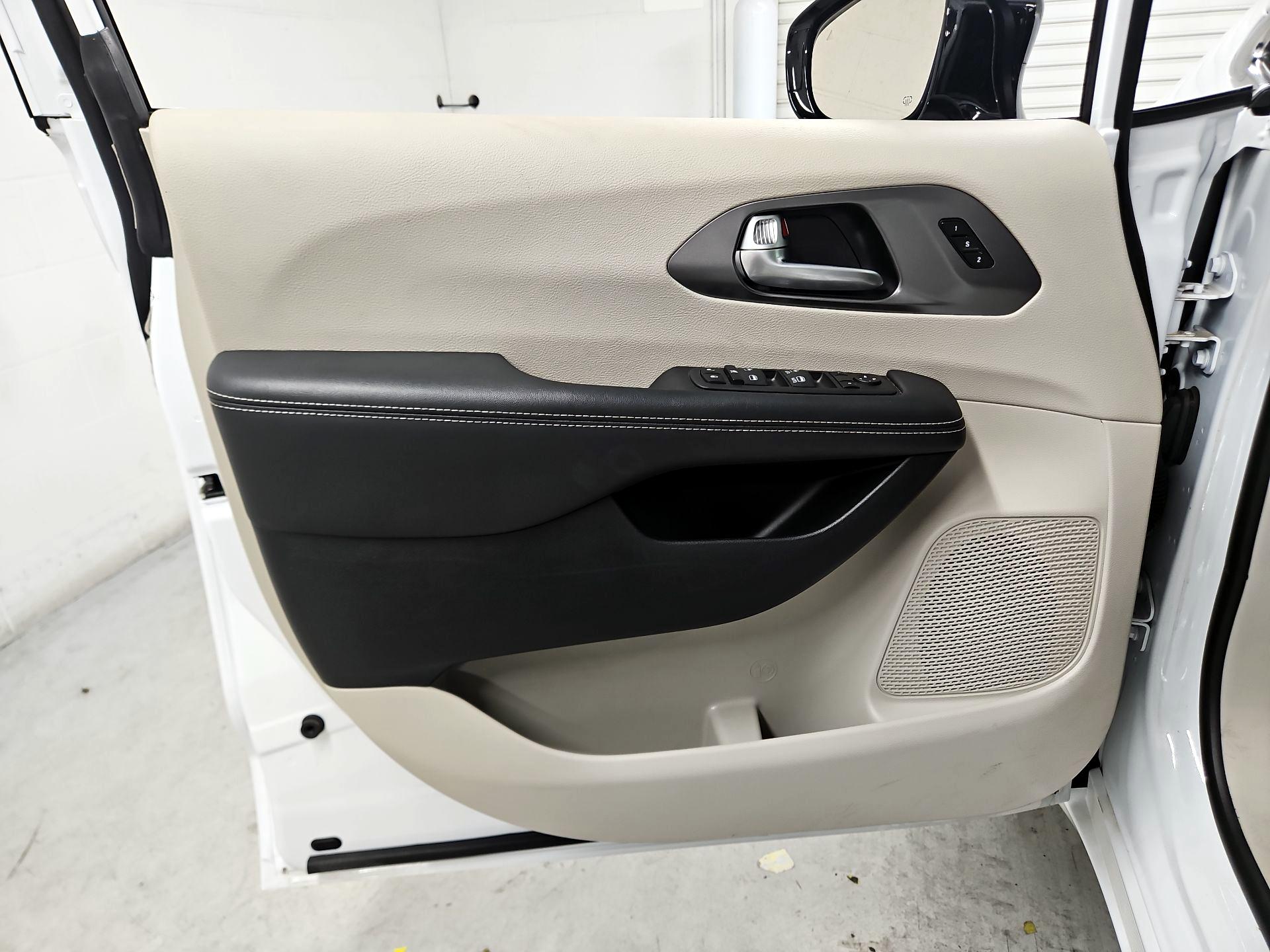 Thumbnail: 2024 Chrysler Pacifica - 12