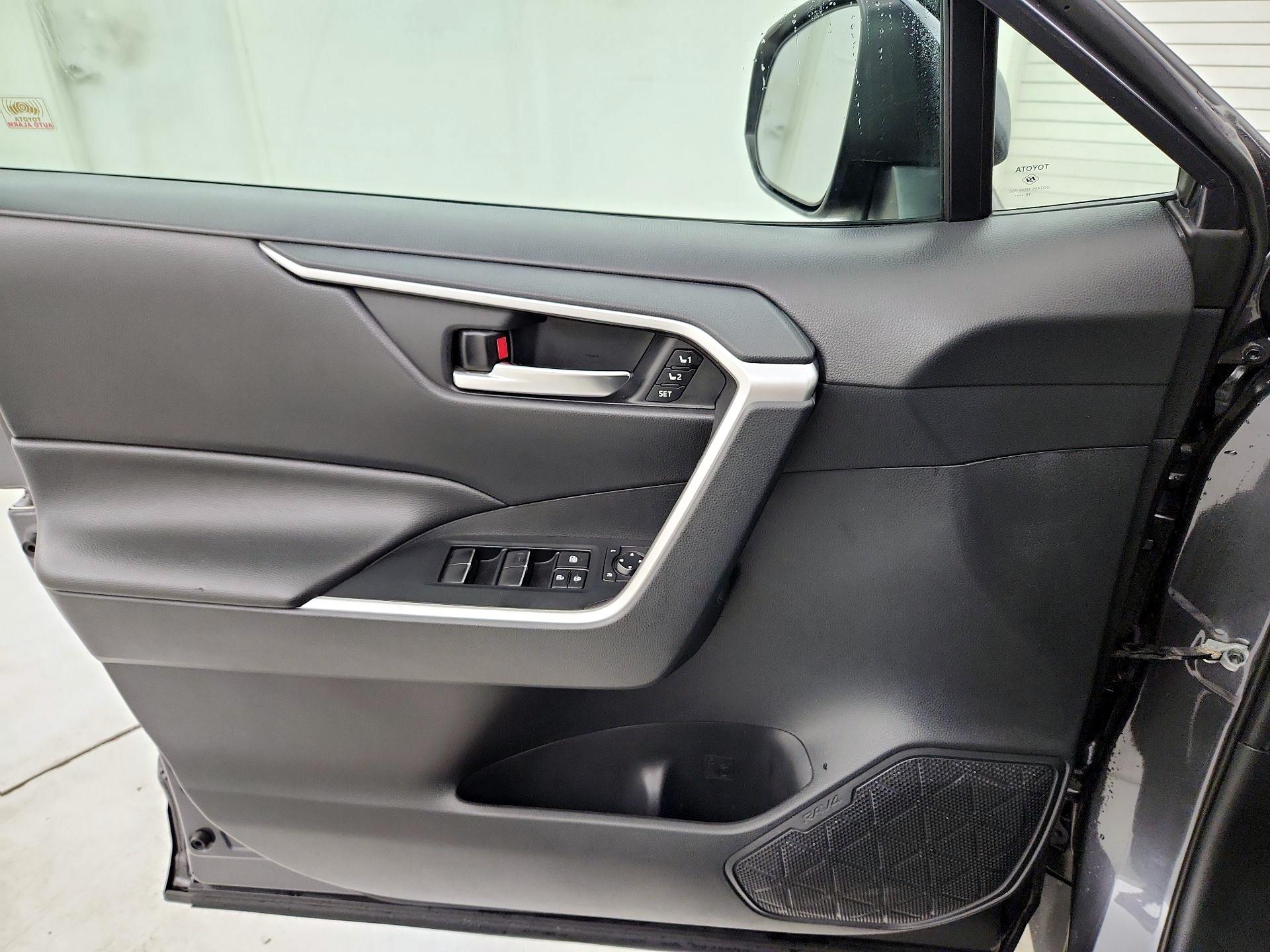 Thumbnail: 2019 Toyota RAV4 - 12