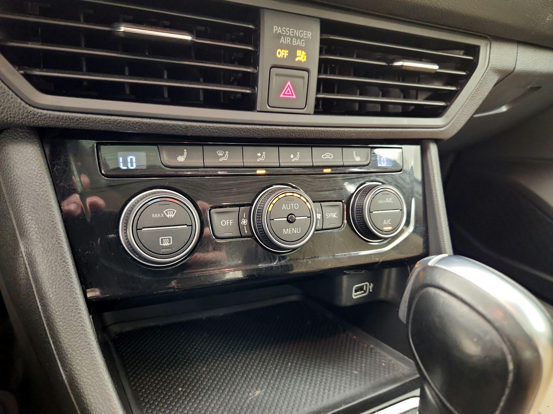 Thumbnail: 2019 Volkswagen Jetta - 16