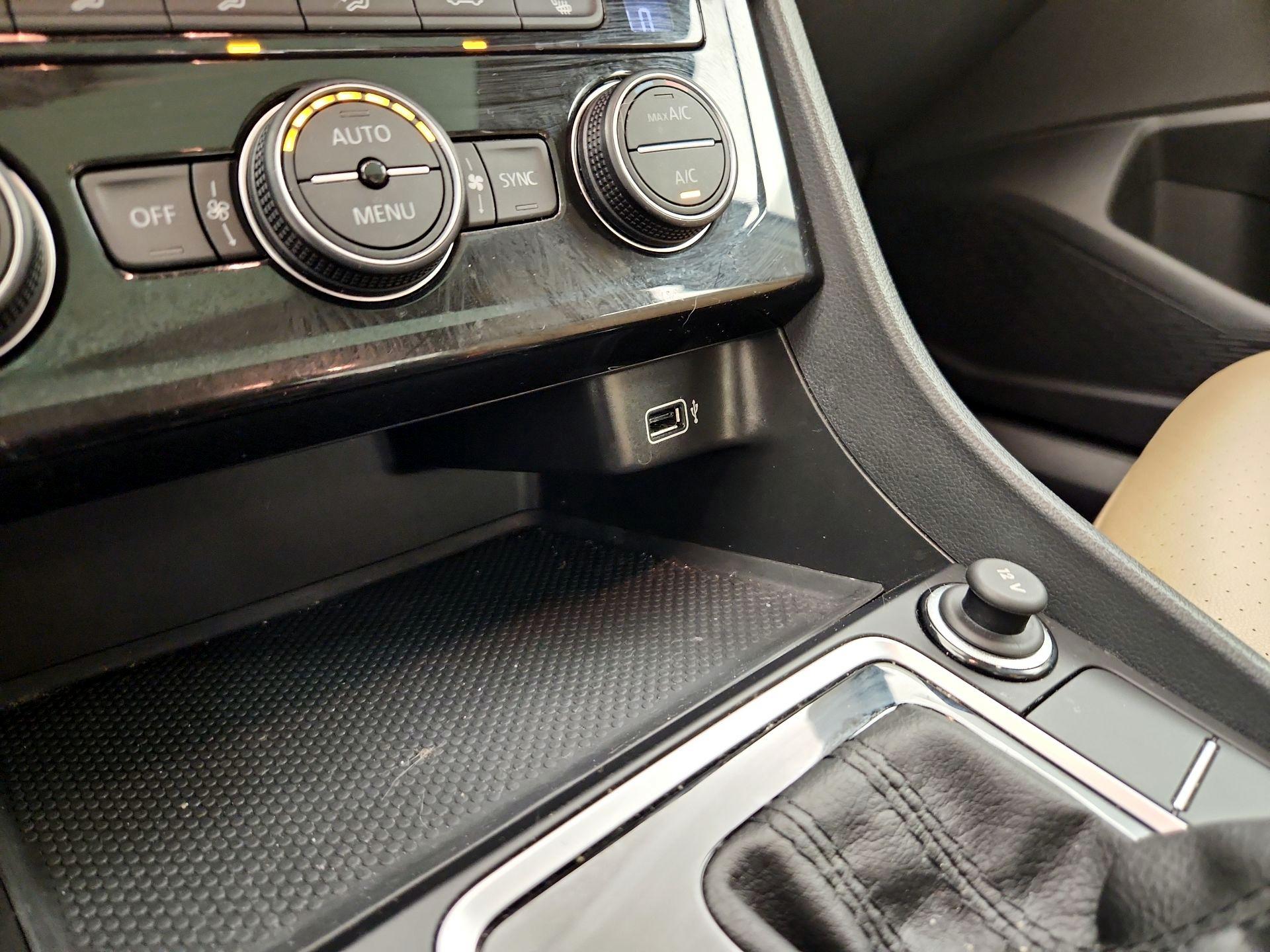 Thumbnail: 2019 Volkswagen Jetta - 18