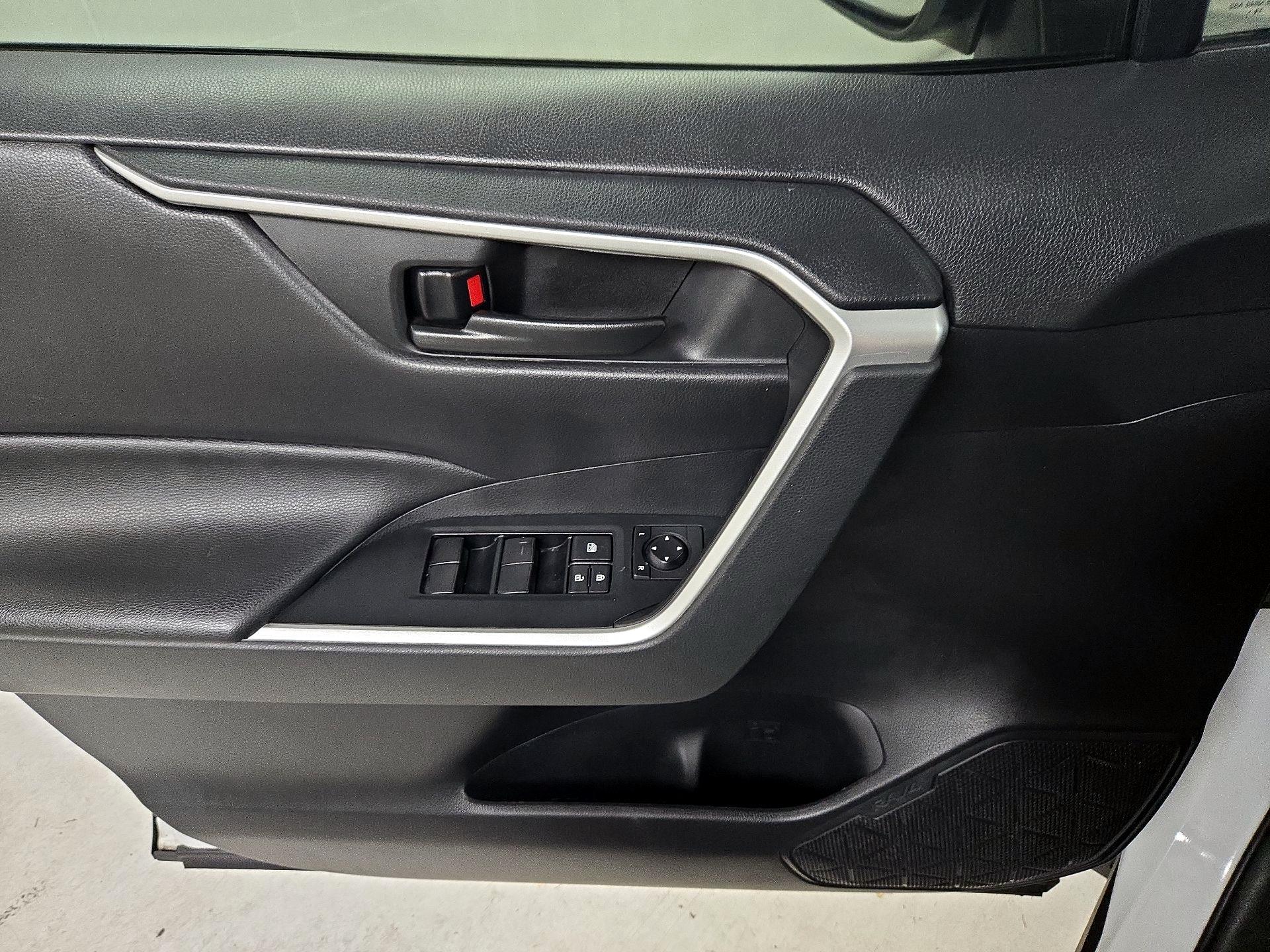 Thumbnail: 2020 Toyota RAV4 - 12