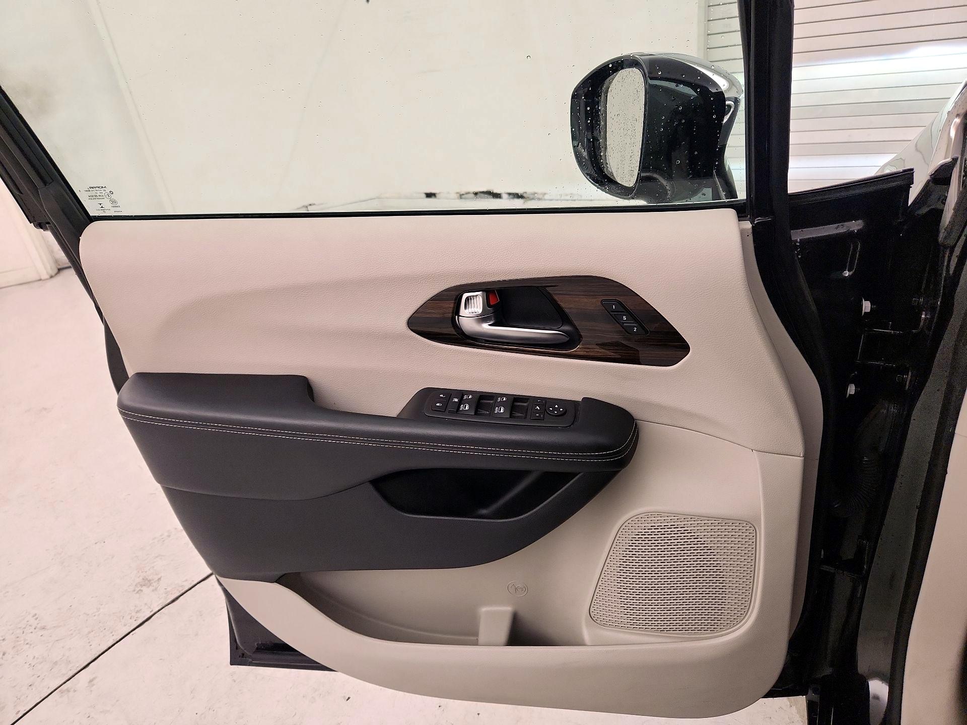 Thumbnail: 2023 Chrysler Pacifica - 12