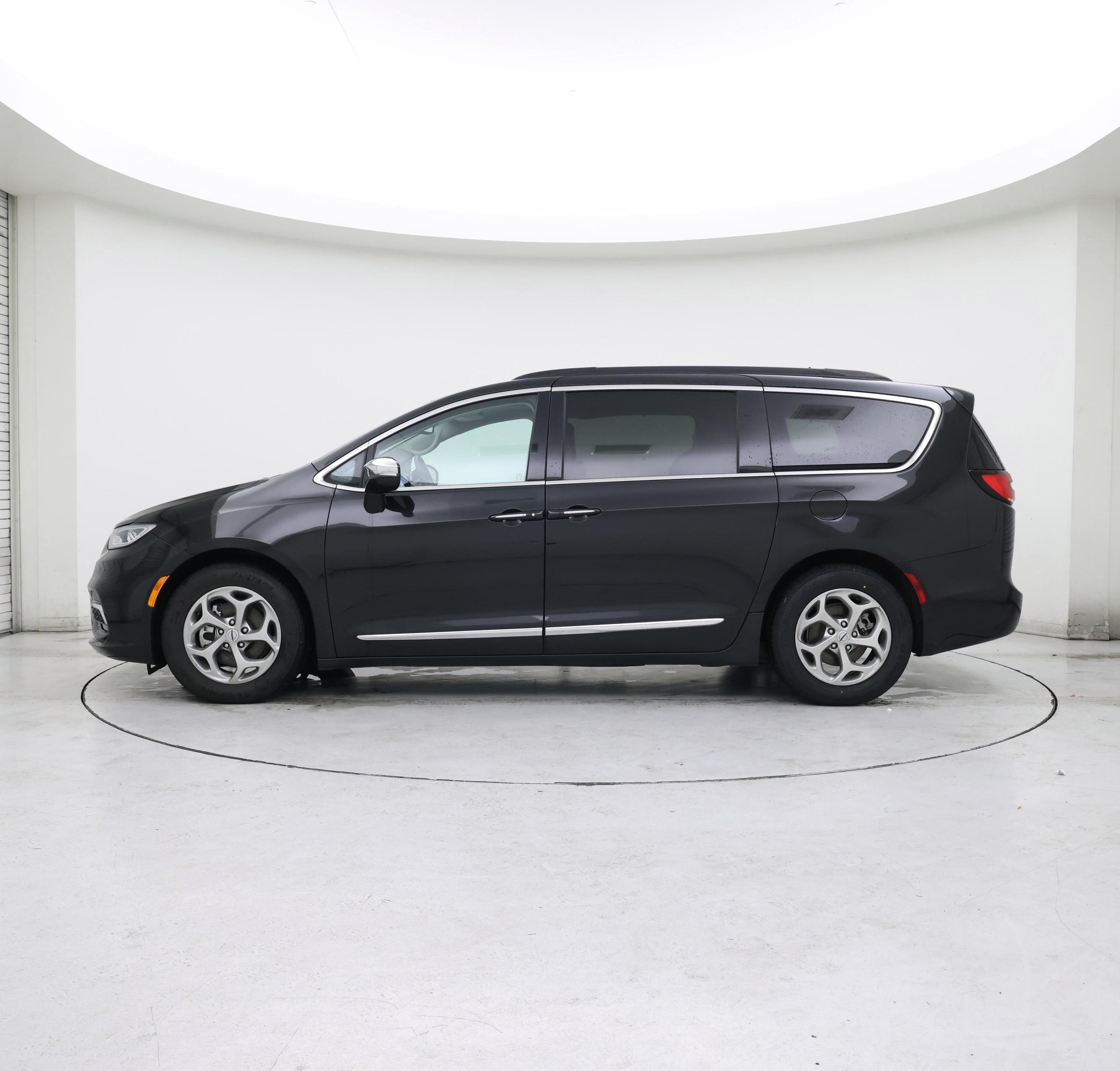 Thumbnail: 2023 Chrysler Pacifica - 3