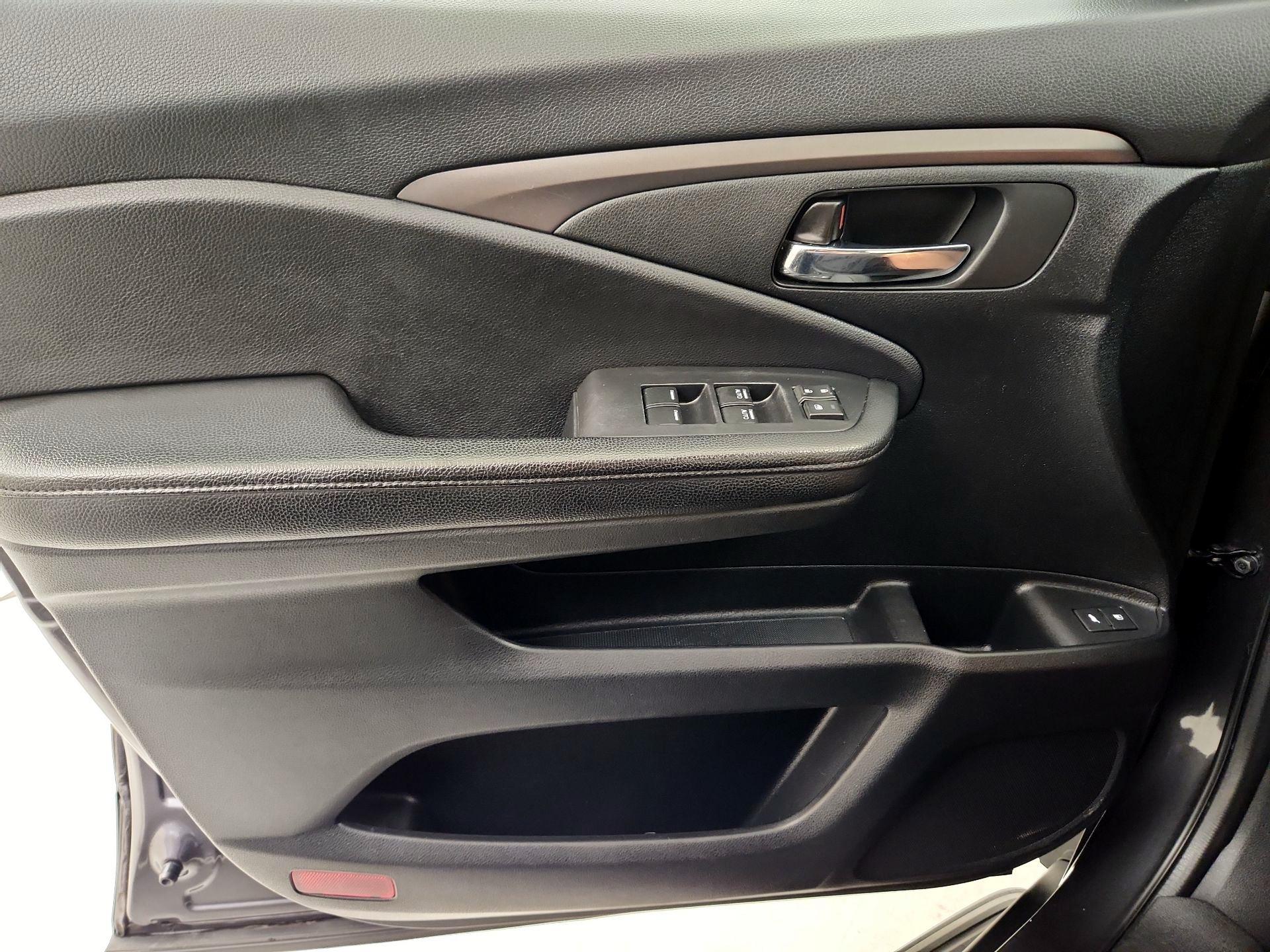 Thumbnail: 2017 Honda Pilot - 12