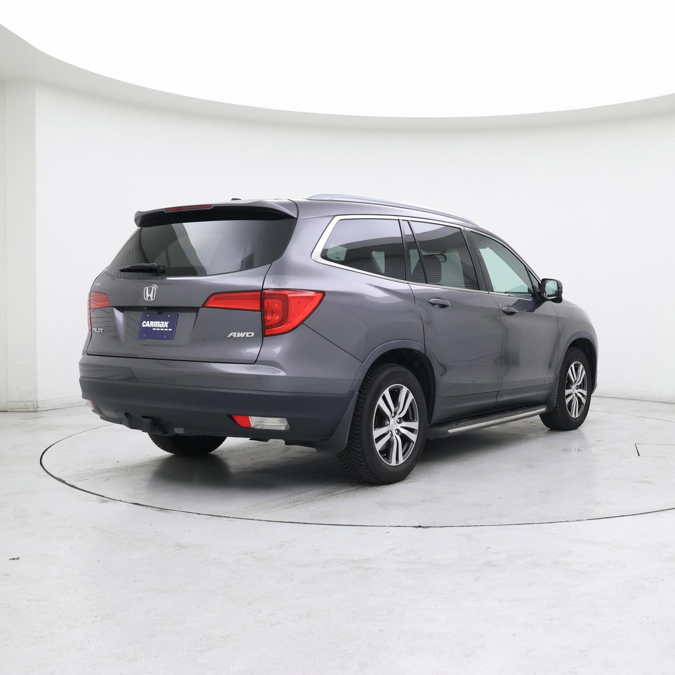 Thumbnail: 2017 Honda Pilot - 8