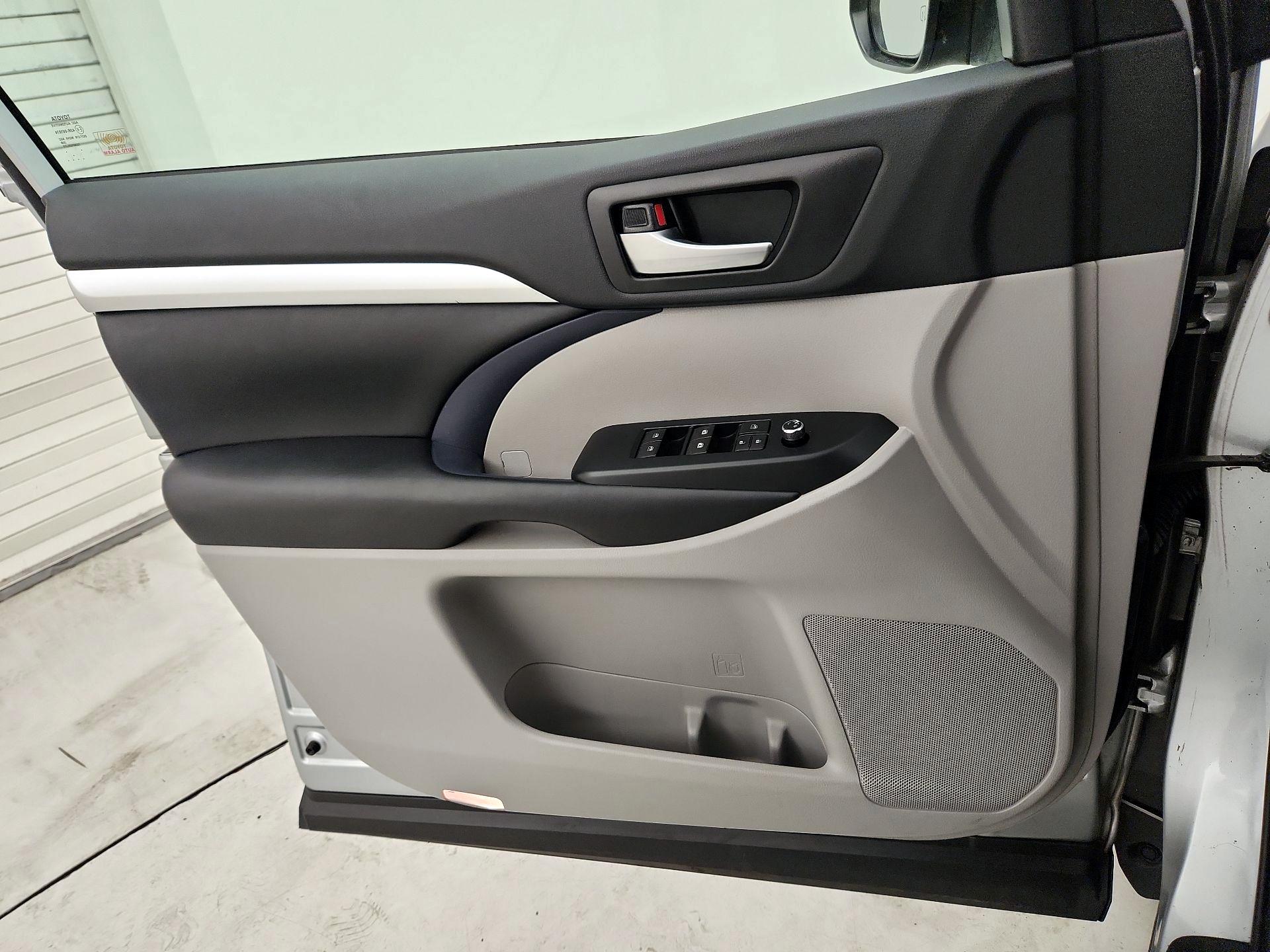 Thumbnail: 2019 Toyota Highlander - 12