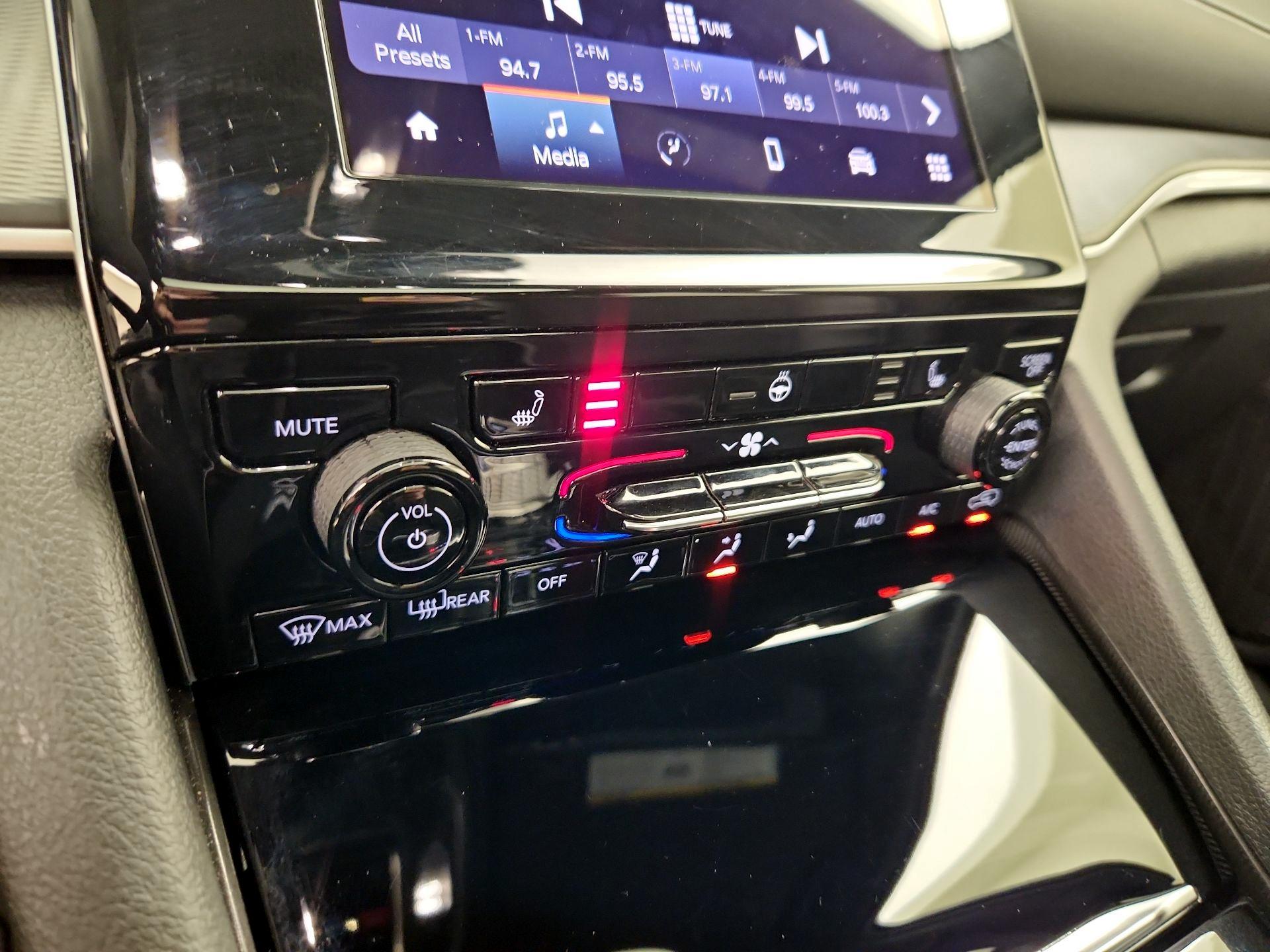 Thumbnail: 2024 Jeep Grand Cherokee - 16