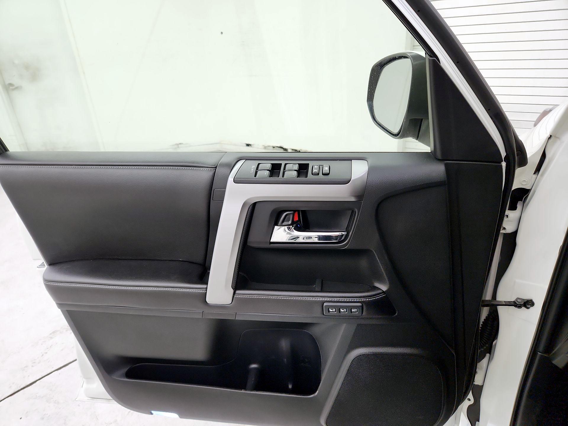 Thumbnail: 2016 Toyota 4Runner - 12