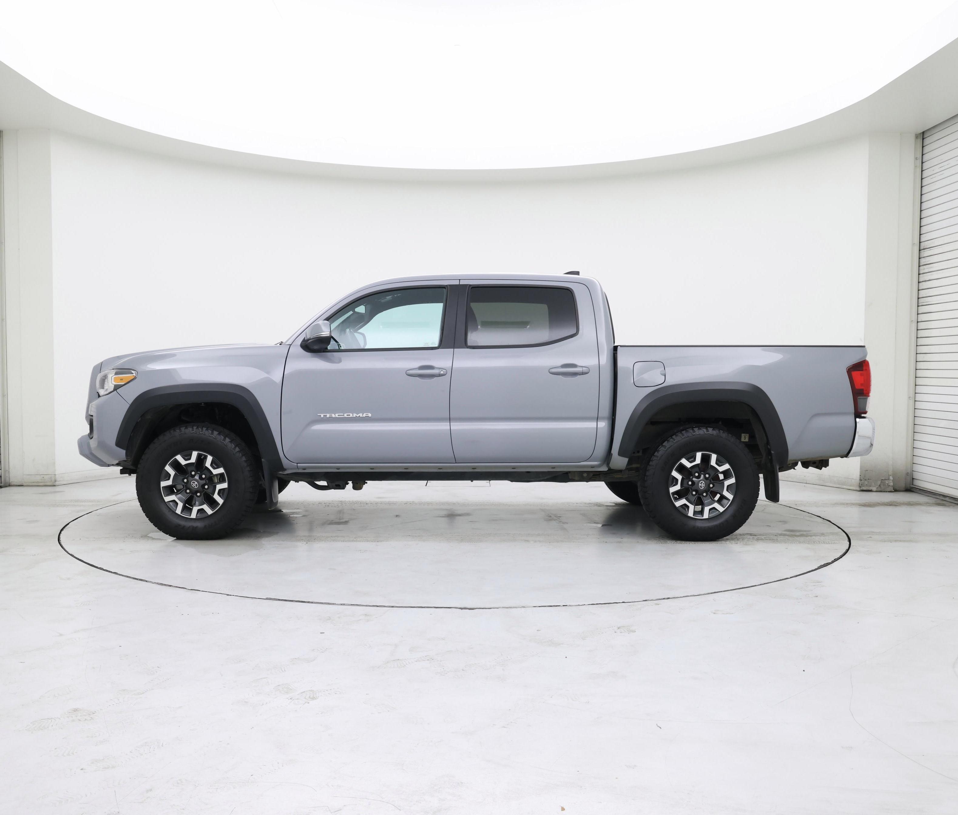 Thumbnail: 2019 Toyota Tacoma - 3