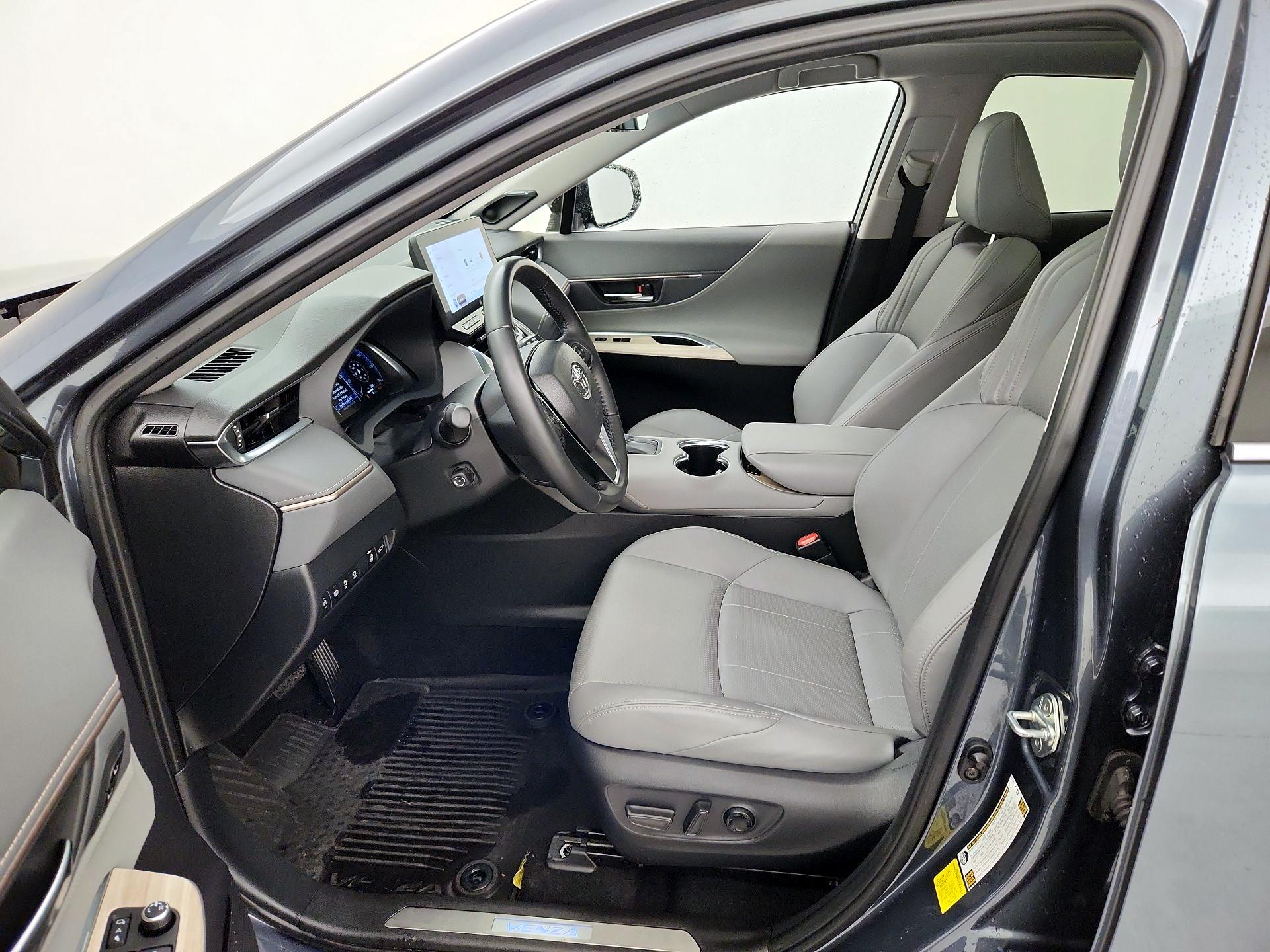 Thumbnail: 2023 Toyota Venza - 11