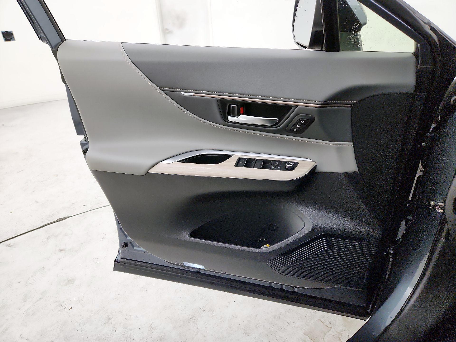 Thumbnail: 2023 Toyota Venza - 12