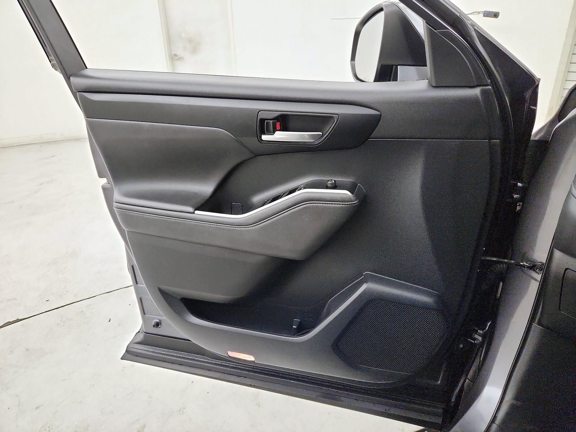 Thumbnail: 2021 Toyota Highlander - 12