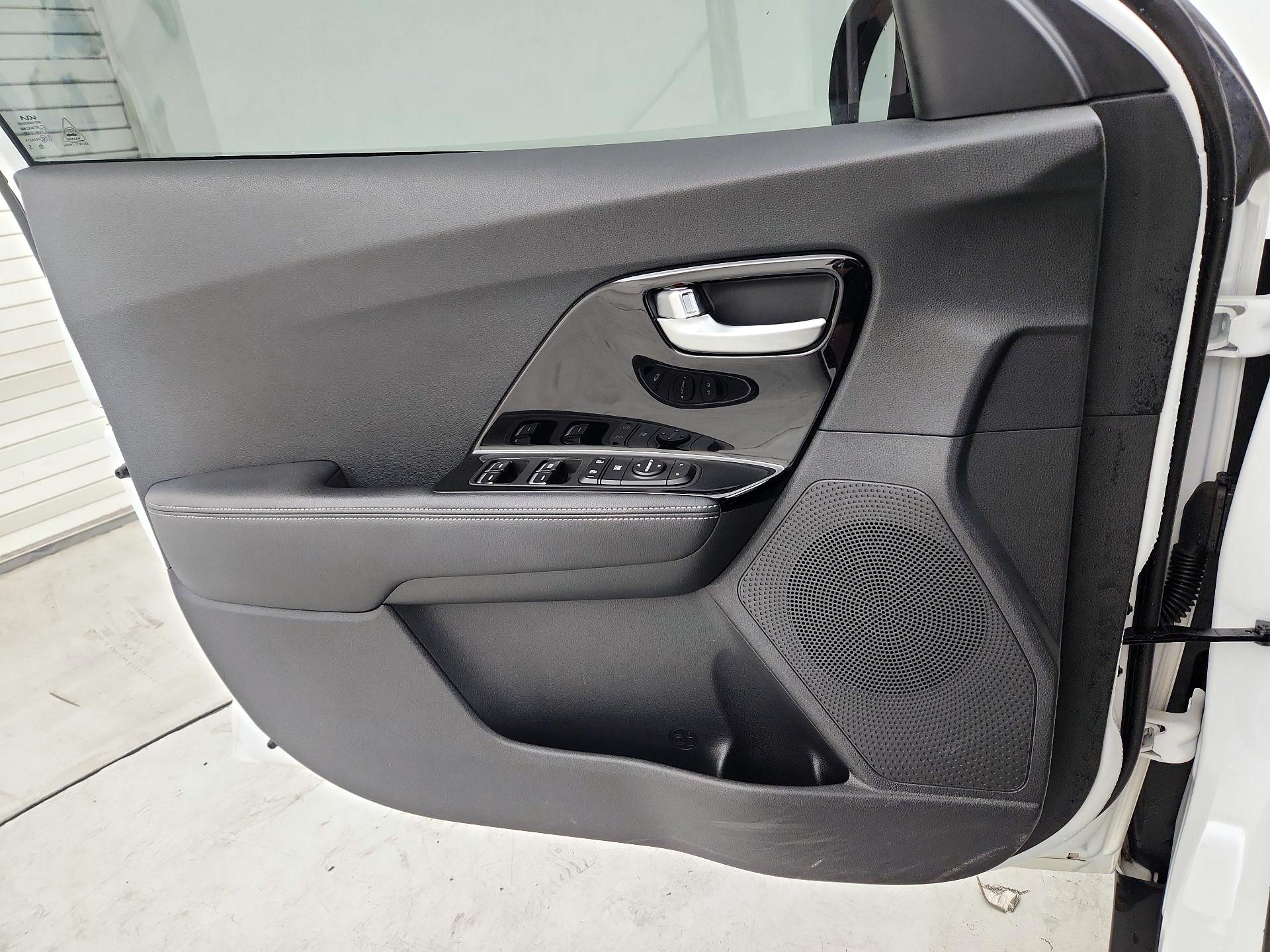 Thumbnail: 2022 Kia Niro - 12