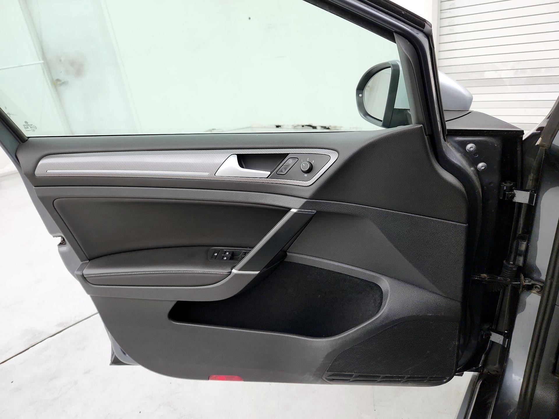 Thumbnail: 2017 Volkswagen Golf - 12