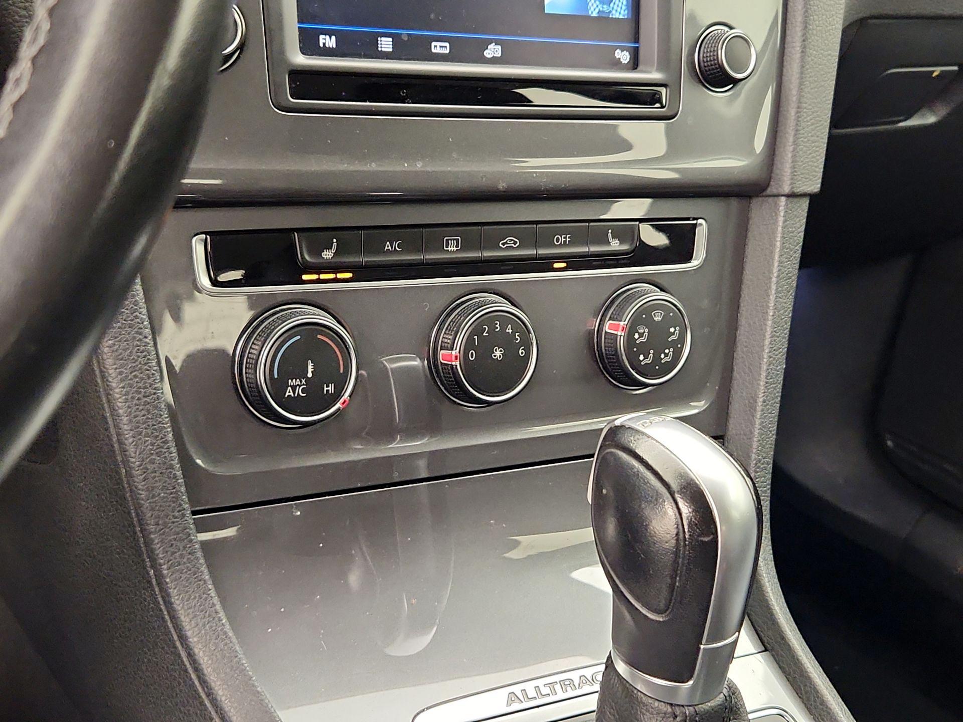 Thumbnail: 2017 Volkswagen Golf - 16