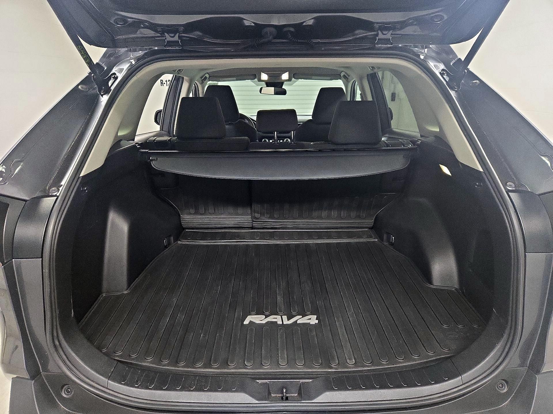 Thumbnail: 2022 Toyota RAV4 - 20