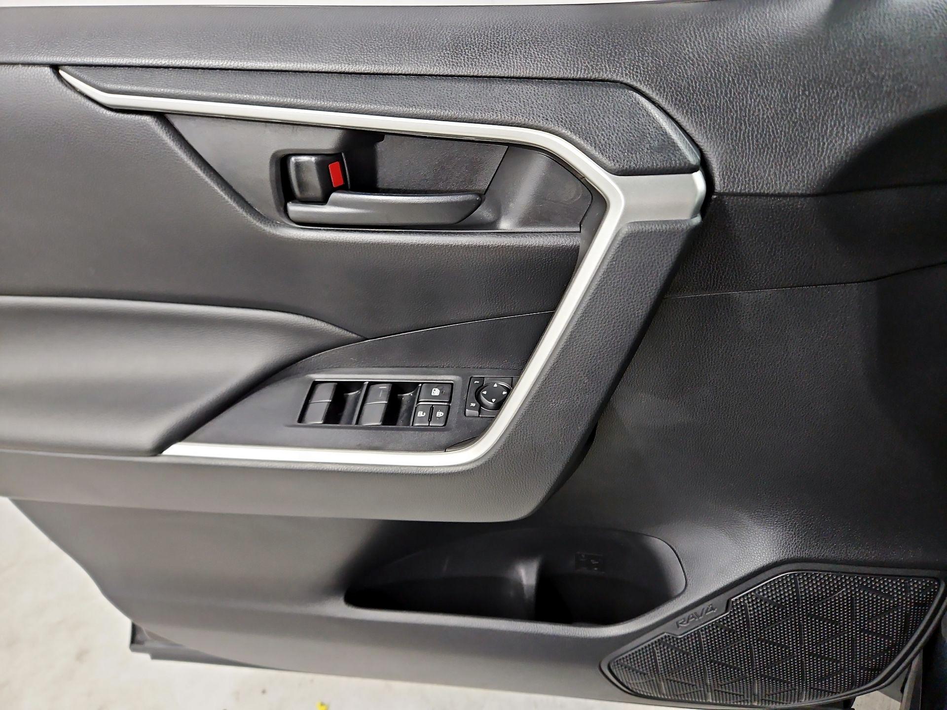 Thumbnail: 2022 Toyota RAV4 - 12