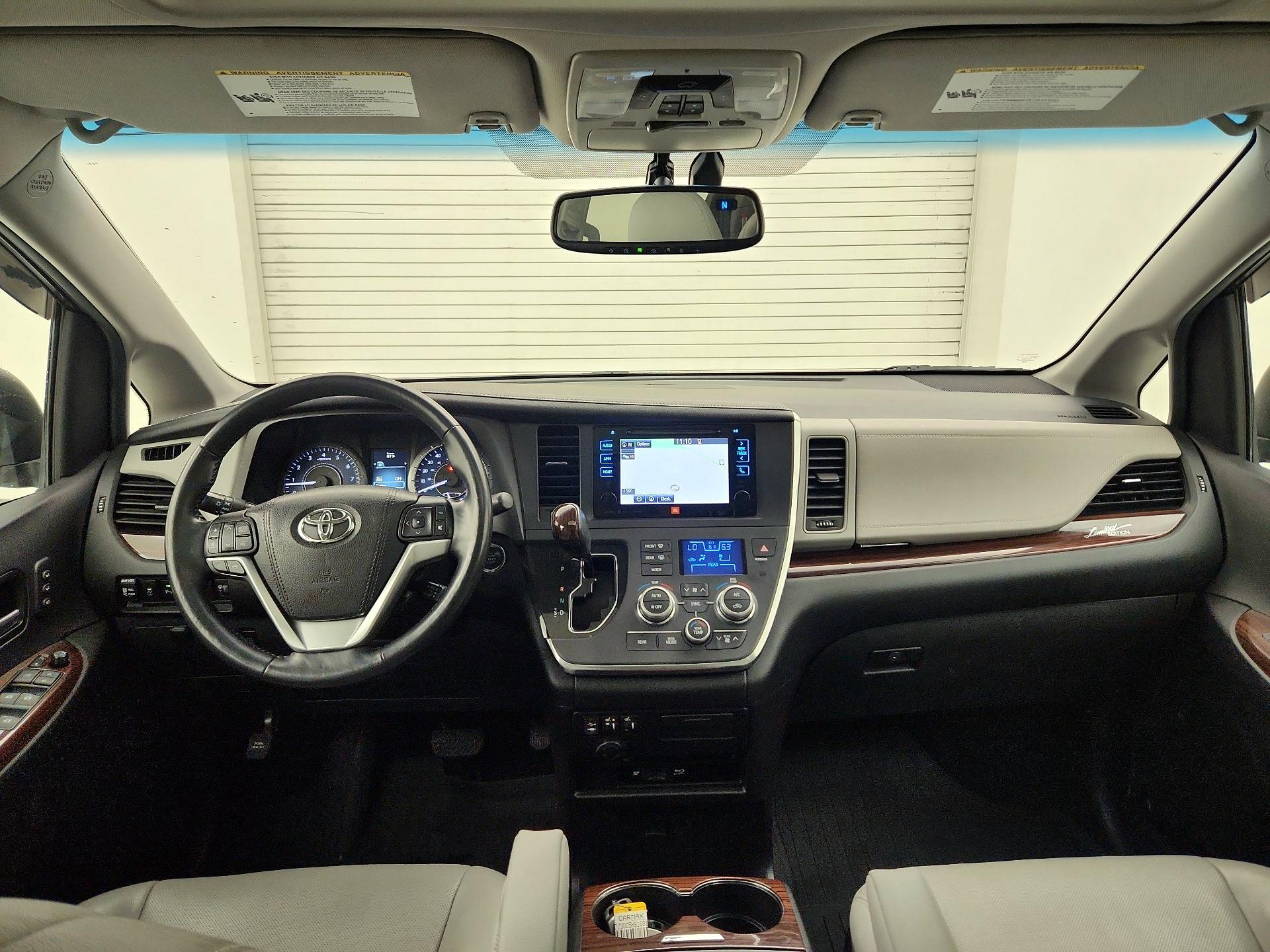 Thumbnail: 2017 Toyota Sienna - 9