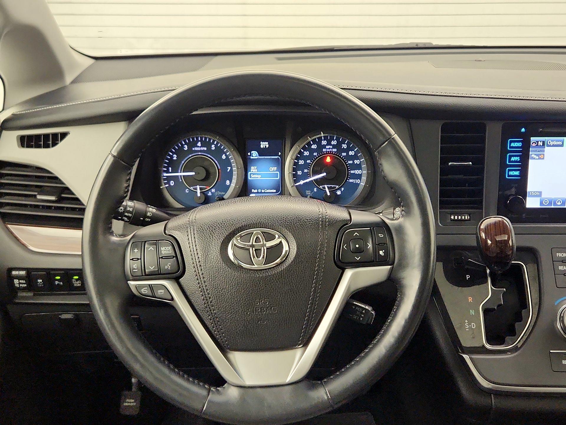 Thumbnail: 2017 Toyota Sienna - 10