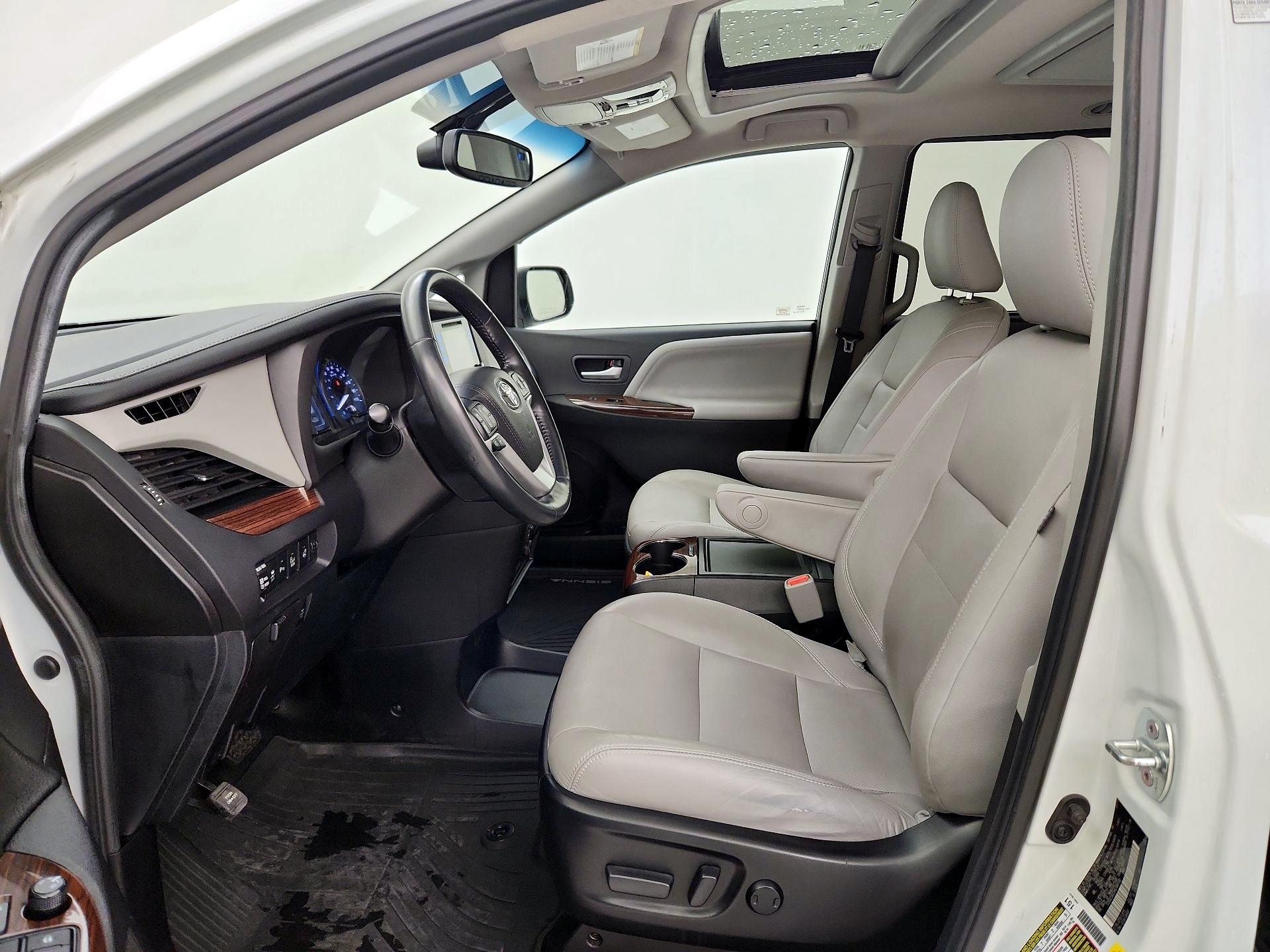 Thumbnail: 2017 Toyota Sienna - 11