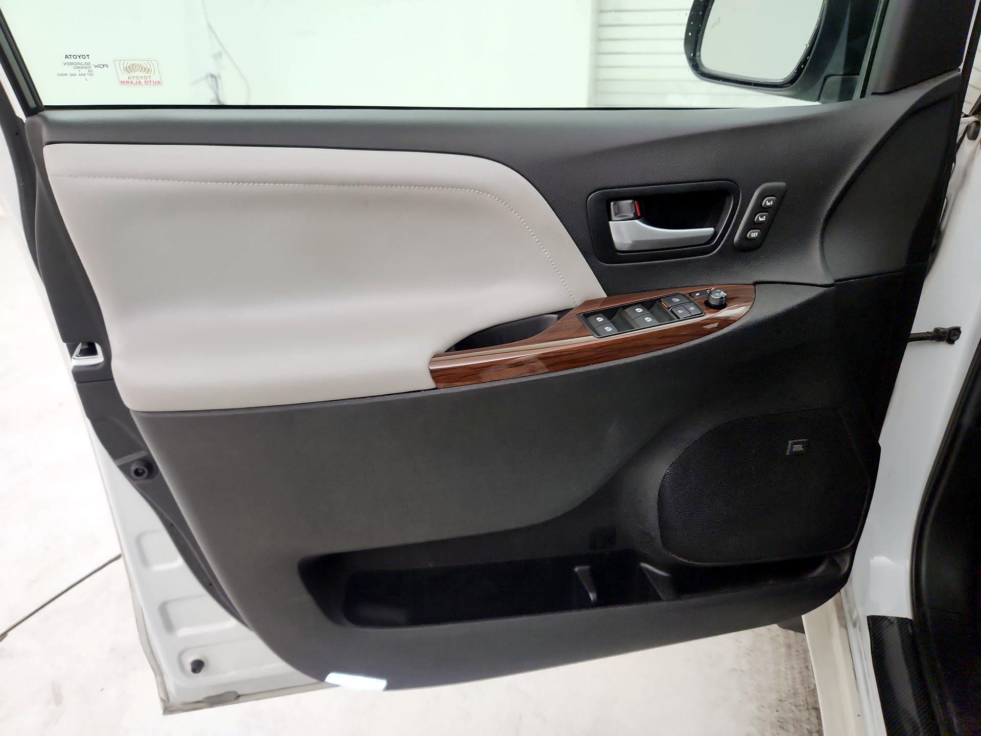 Thumbnail: 2017 Toyota Sienna - 12