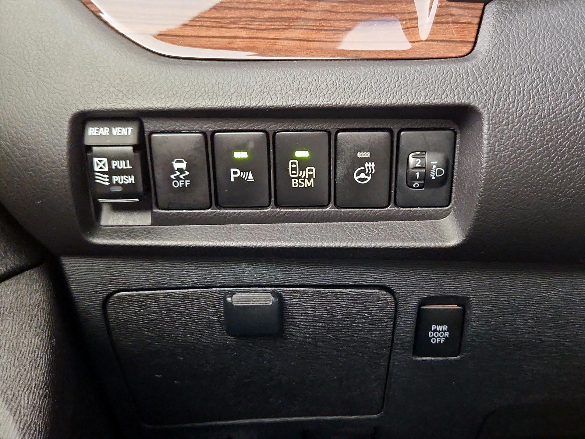 Thumbnail: 2017 Toyota Sienna - 13