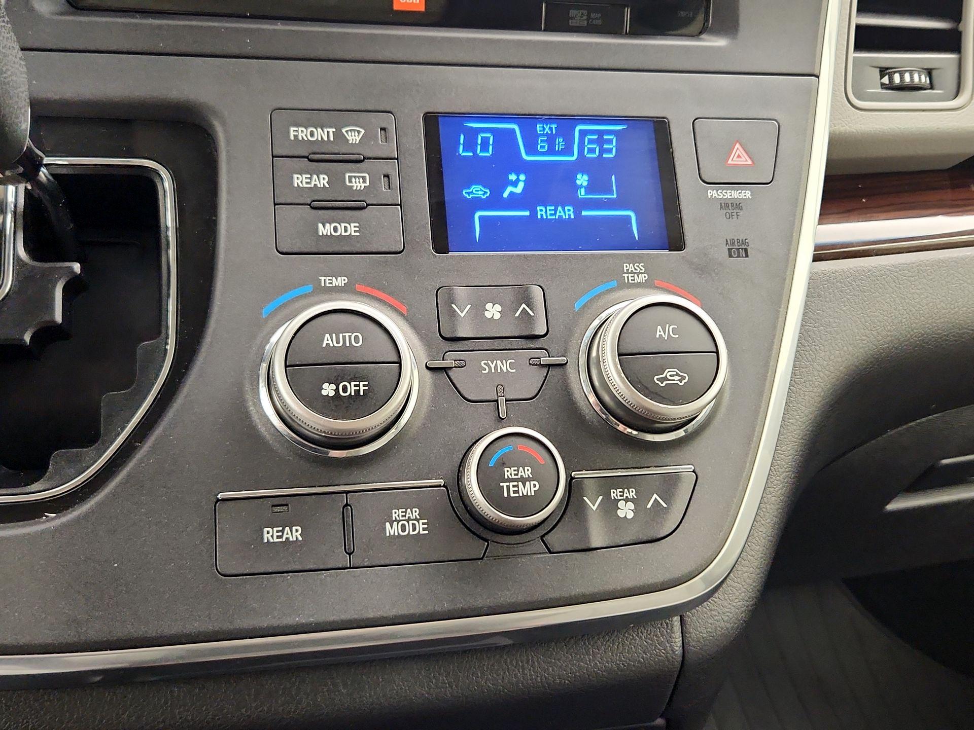 Thumbnail: 2017 Toyota Sienna - 17