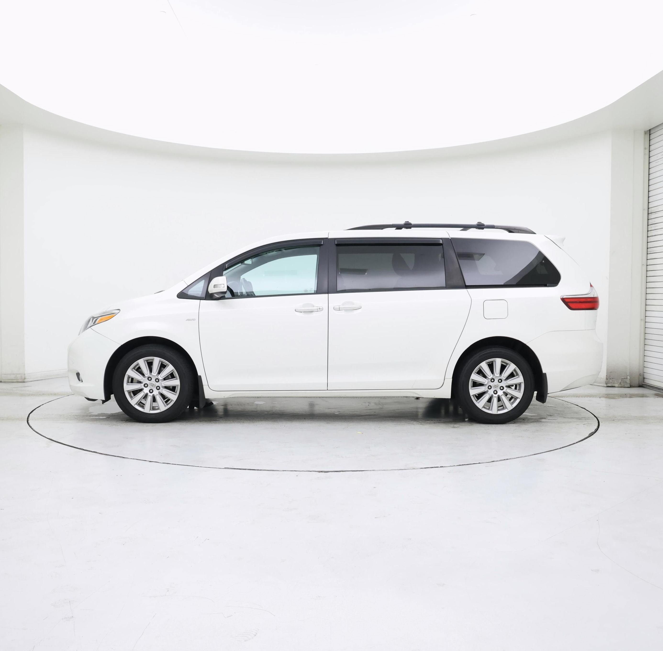 Thumbnail: 2017 Toyota Sienna - 3