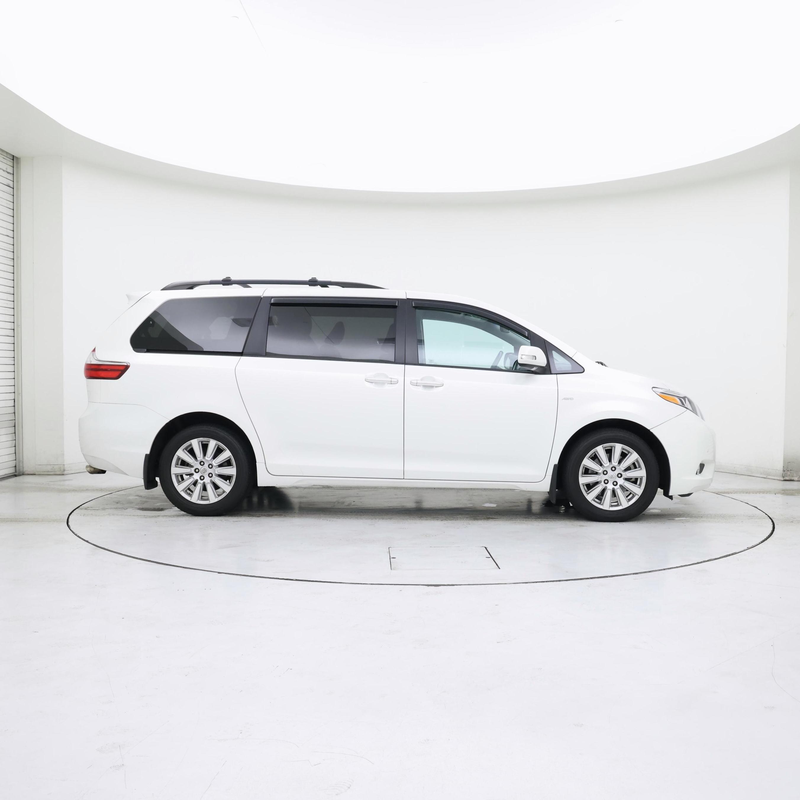 Thumbnail: 2017 Toyota Sienna - 7