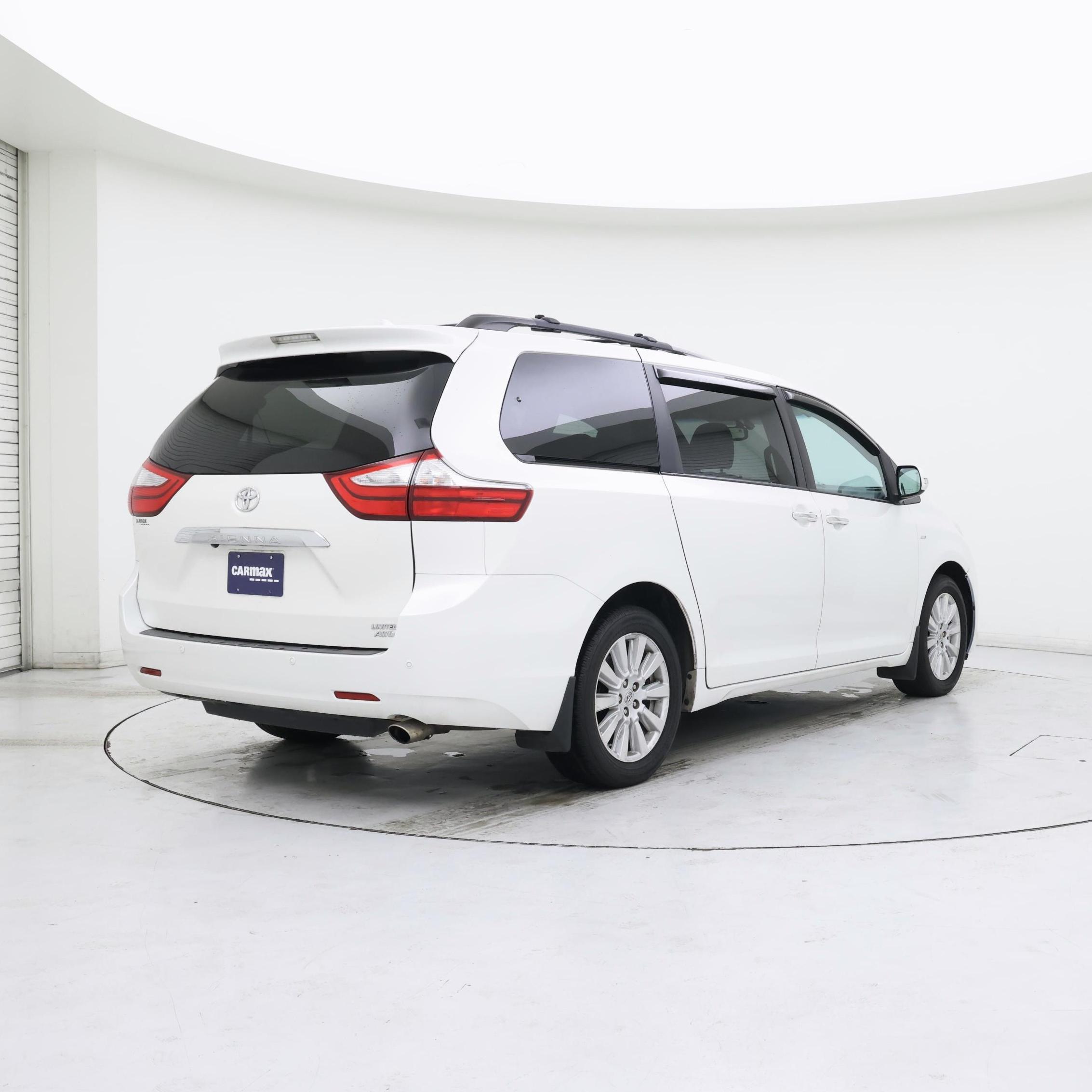 Thumbnail: 2017 Toyota Sienna - 8