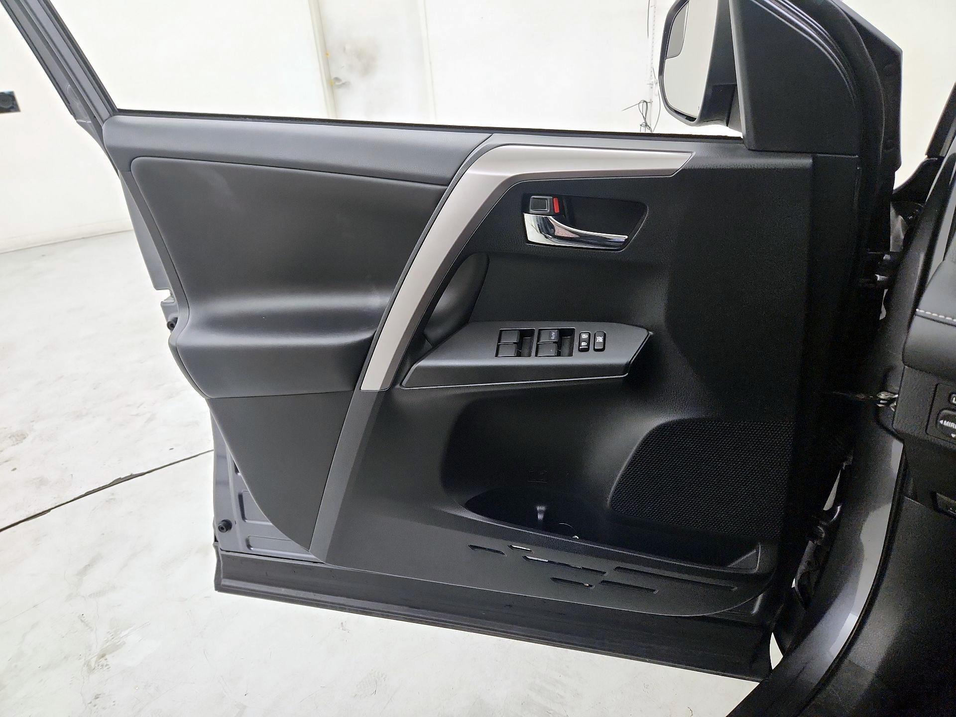 Thumbnail: 2018 Toyota RAV4 - 12