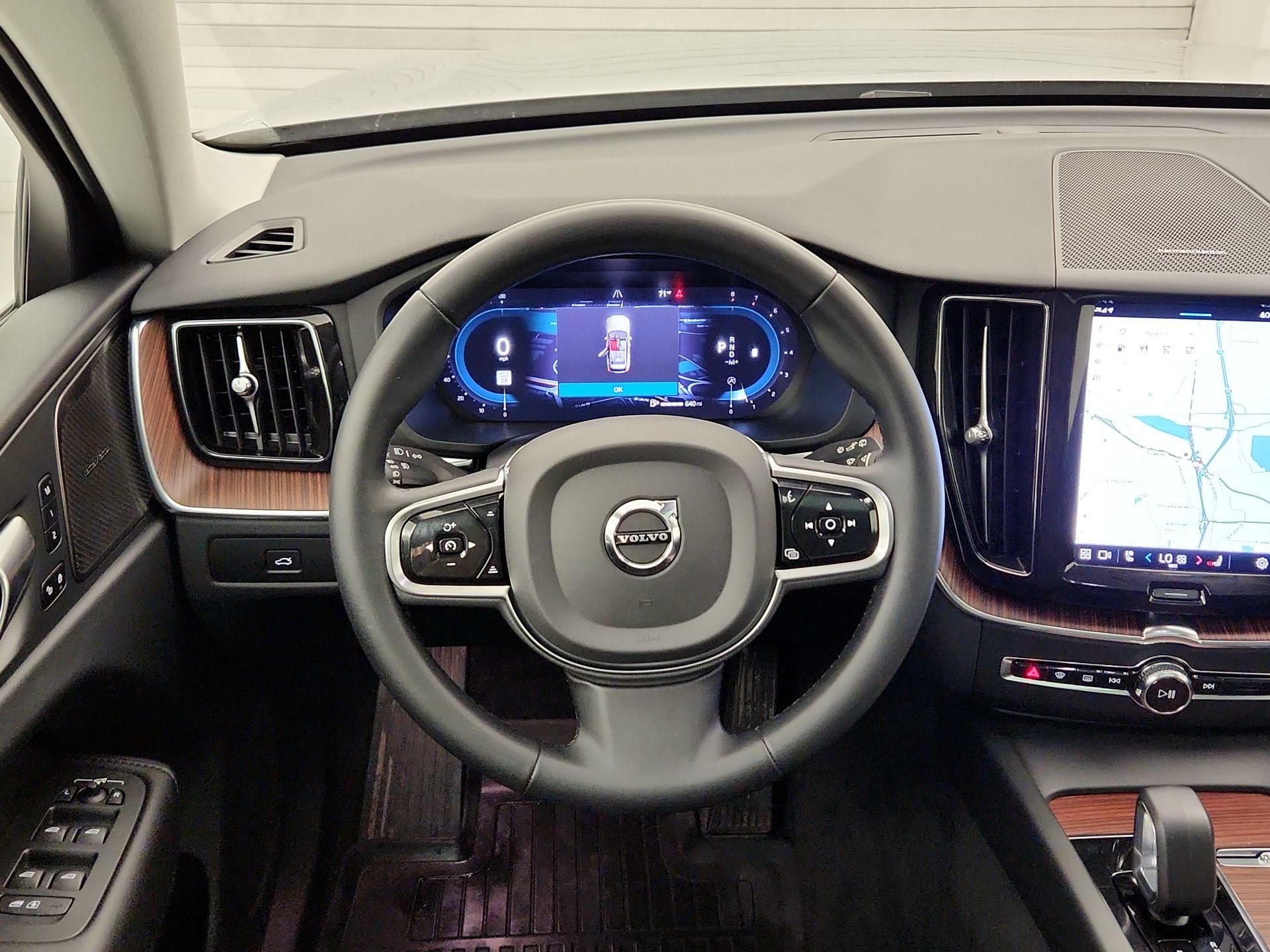 Thumbnail: 2023 Volvo XC60 - 10